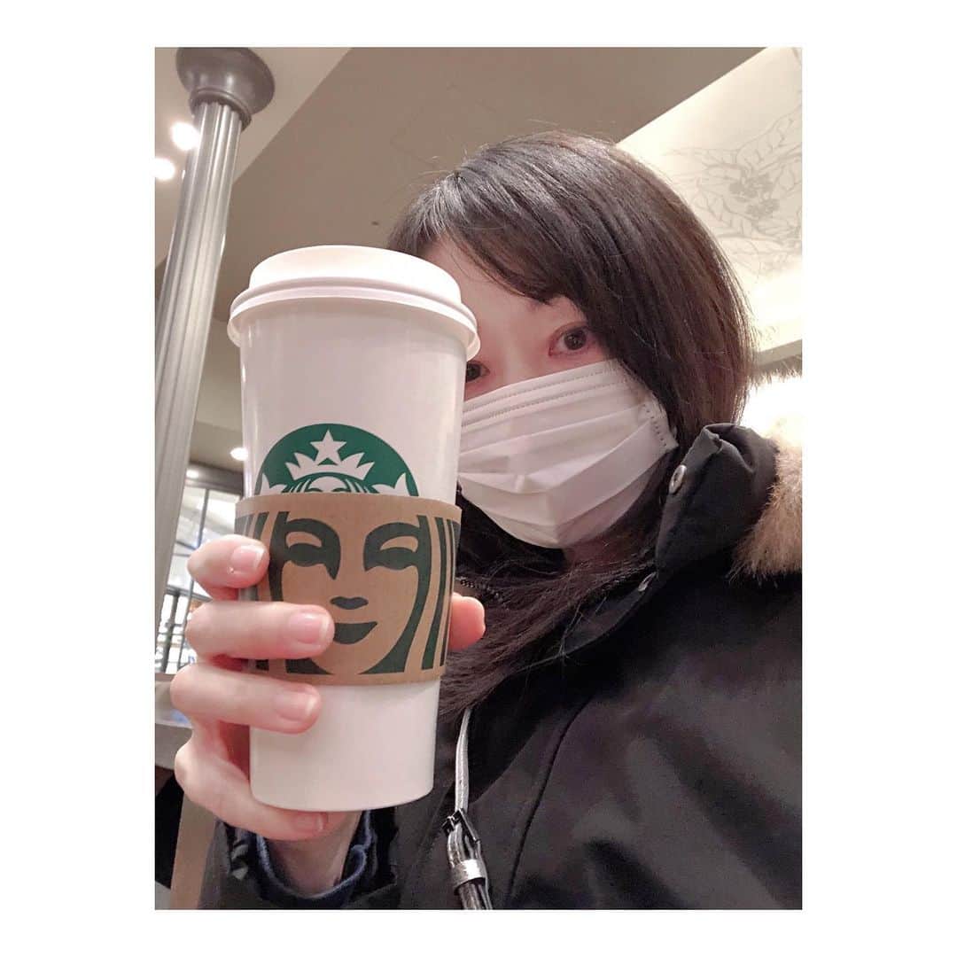 理絵さんのインスタグラム写真 - (理絵Instagram)「1000円まで無料のチケットでラテを豆乳でハニーホイップ追加のベンティサイズで❕  もっとカスタマイズして1000円まで使ってみたいけど甘過ぎるのは飲めないし  冷え性なのでフラペチーノは無理だし大好きなコーヒー&クリームラテを待っていたら期限が切れそう  ってことで、こんな感じになったのですが…ベンティサイズなかなか重い  #スタバ #スターバックス #Starbucks #ベンティ #tokyo #japan」12月31日 10時52分 - ____rie____