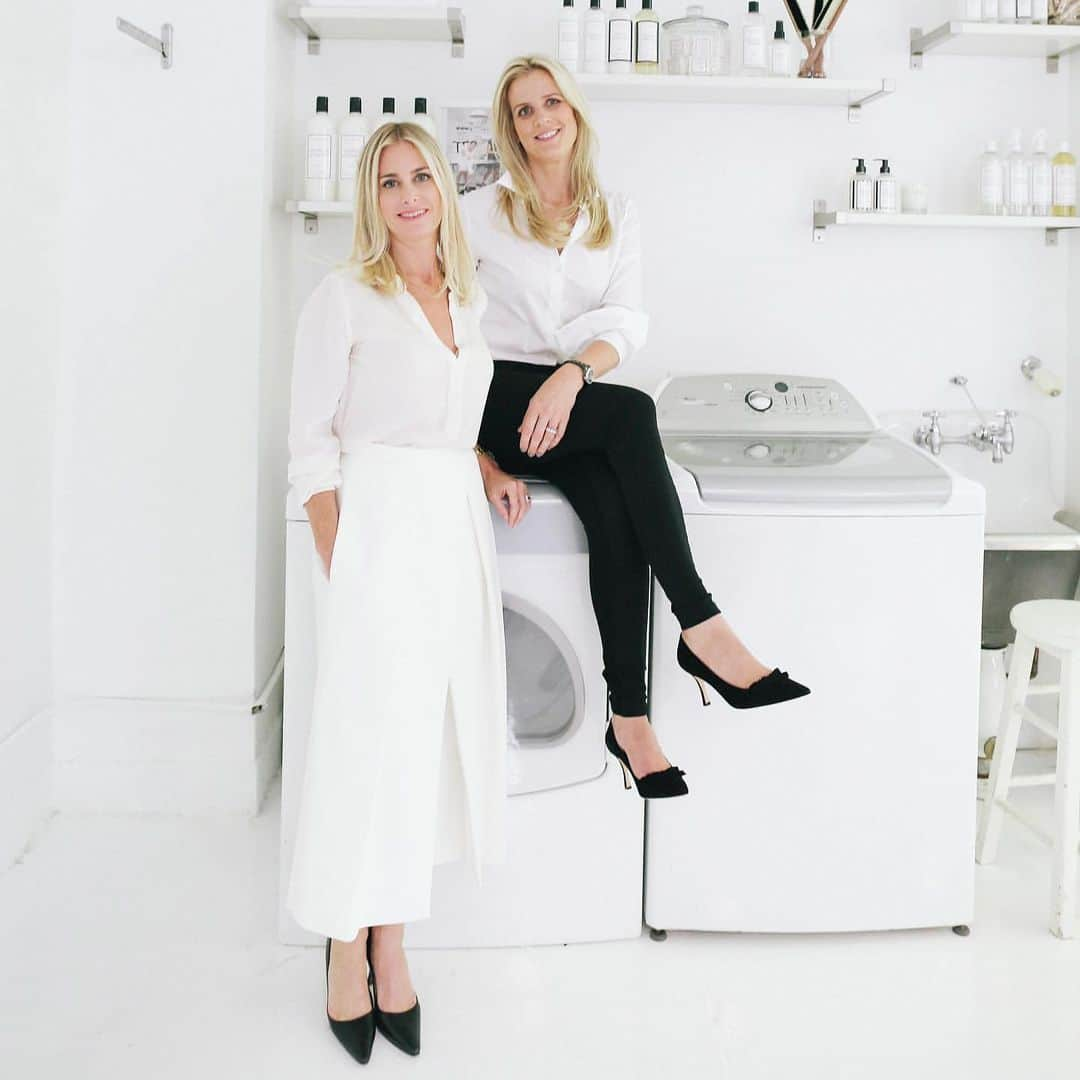 THE LAUNDRESS JPのインスタグラム：「. 皆様、今年も誠にありがとうございました！. 来年もどうぞよろしくお願いいたします🤲. . どうぞ、良いお年をお迎えください🎍. .  #thelaundress #thelaundressjp #ランドレス #洗濯 #白 #monotone #モノトーン #洗剤 #漂白剤 #柔軟剤 #lovefashion #laundry #interior #インテリア #stayhome #ウイルス対策 #おうち時間 #ナチュラル洗剤 #エコ洗剤 #サスティナブル #いい香りの洗剤 #いい香り #香りが好き」