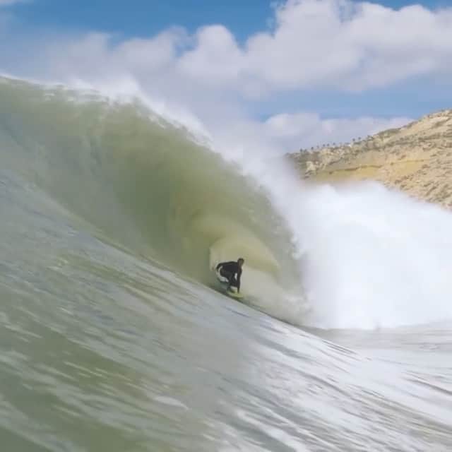 ビラボンのインスタグラム：「One last gift to unwrap.🎁  Here's where @jerome_sahyoun 's been spending his 2020.  📹 @bastienbonnarme」