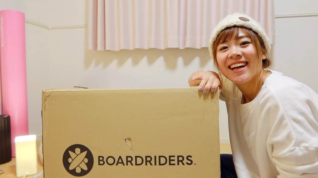hoshinofumikaのインスタグラム：「大きな段ボールってワクワクするよね。 冬って誕生日、クリスマス、福袋、初売り、開封でワクワクがいっぱい😍💓！ テンション上がるものを身につけて身も心もハッピーにスノーボード楽しんでね✨✌️ スノーボードってオシャレで可愛くて、かっこよくて最高🔥 お昼12時に開封動画アップです🌈🤞💖 @fumika_hoshino のプロフィールから見てね〜✔️🎬 Thanks @roxyjapan 🌷 . . .  #snowboarding #snowboard #snow #winter #japan #ootd #スノーボード #スノボ #スノボー #スノボ女子 #スノボ好きな人と繋がりたい #冬 #スキー場 #スキー #roxy #roxyjapan #スノボウエア　#スノーボードギア　#開封動画　#スノーボード用品　#オススメスノーボード用品 #スノーボード準備」