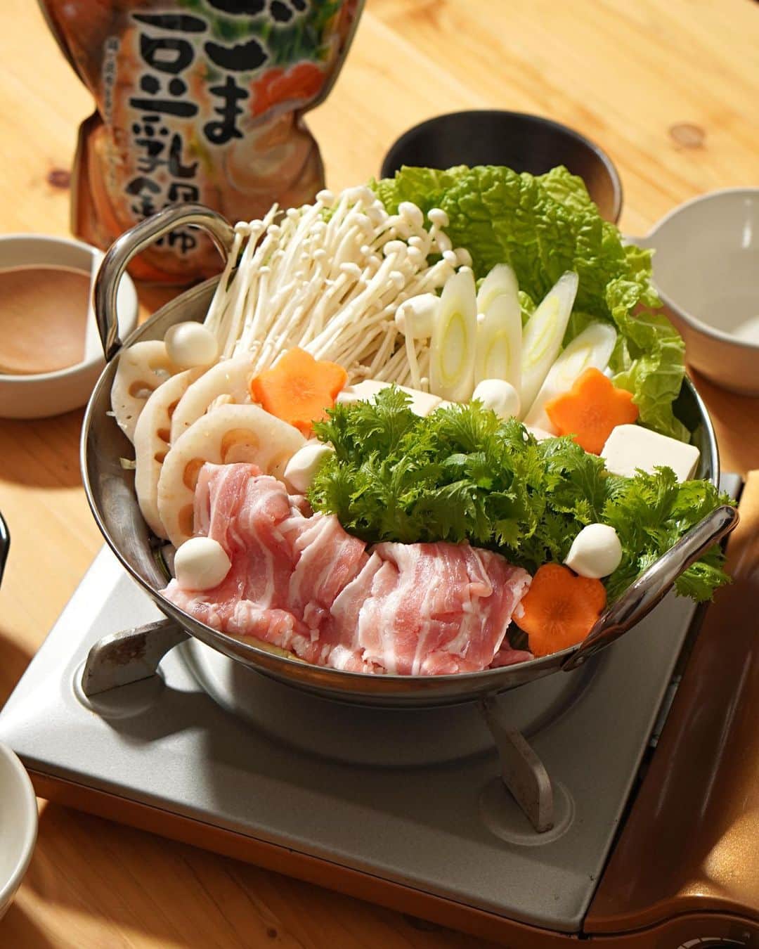 Akihiro Yoshidaのインスタグラム：「ごま豆乳のモッツァレラチーズ鍋  大晦日前日の晩ご飯  鍋スープで手軽に ここ最近テレビでよく見かけるミツカンのごま豆乳鍋が食べたくて実食！  今年は鍋何回するかなぁ〜 用意が楽なので冬場はします  〆はおうどんで 美味しかった〜さすがミツカン。  ■レシピ  豚バラ。れんこん、はくさい、えのき、わさび菜、ねぎ、えのき、にんじん  あとはお好みで  step1️⃣.  step2️⃣. step3️⃣.   #prじゃないよ#鍋#胡麻豆乳#ごま豆乳 #akihiroy#おうちごはん#料理男子#家庭料理#手作りごはん#今日のごはん#料理記録#献立#料理好きな人と繋がりたい　#手料理#旦那飯 #旦那飯👨‍🍳」