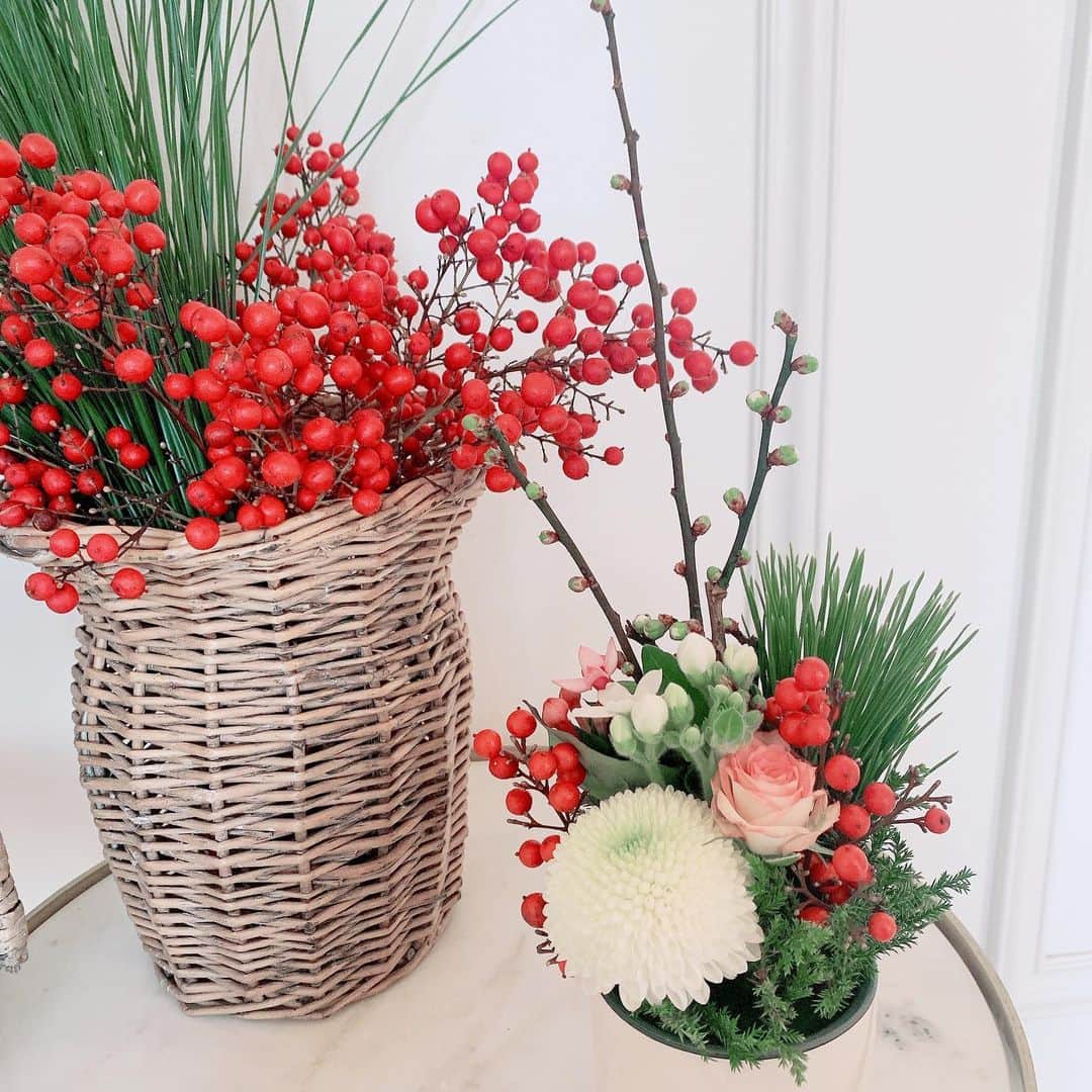 SPARAさんのインスタグラム写真 - (SPARAInstagram)「毎年FLANNEL FLOWERさんで購入しているお正月のお花。 これ飾るだけで気分が少しだけお正月気分に！  結局今年も大掃除が出来ず、 もう何年も大掃除してませんが、 来年もゆるりとやりたいと思います♫  @flannel_flower_」12月31日 11時03分 - spara_aco