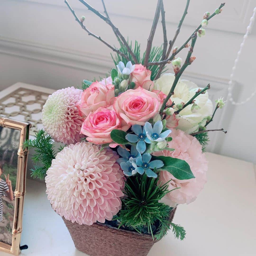 SPARAさんのインスタグラム写真 - (SPARAInstagram)「毎年FLANNEL FLOWERさんで購入しているお正月のお花。 これ飾るだけで気分が少しだけお正月気分に！  結局今年も大掃除が出来ず、 もう何年も大掃除してませんが、 来年もゆるりとやりたいと思います♫  @flannel_flower_」12月31日 11時03分 - spara_aco