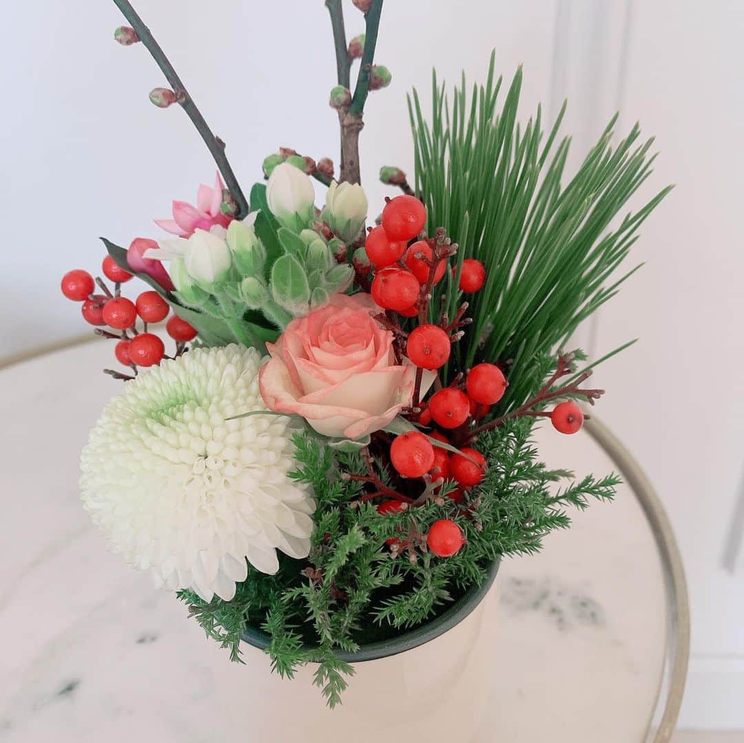 SPARAさんのインスタグラム写真 - (SPARAInstagram)「毎年FLANNEL FLOWERさんで購入しているお正月のお花。 これ飾るだけで気分が少しだけお正月気分に！  結局今年も大掃除が出来ず、 もう何年も大掃除してませんが、 来年もゆるりとやりたいと思います♫  @flannel_flower_」12月31日 11時03分 - spara_aco