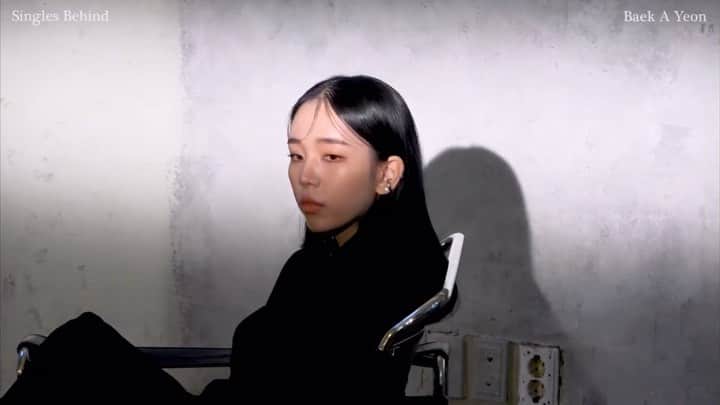 ペク・アヨンのインスタグラム：「SINGLES BEHIND 🖤 #싱글즈 #백아연  링크는 프로필에 있어요오!」