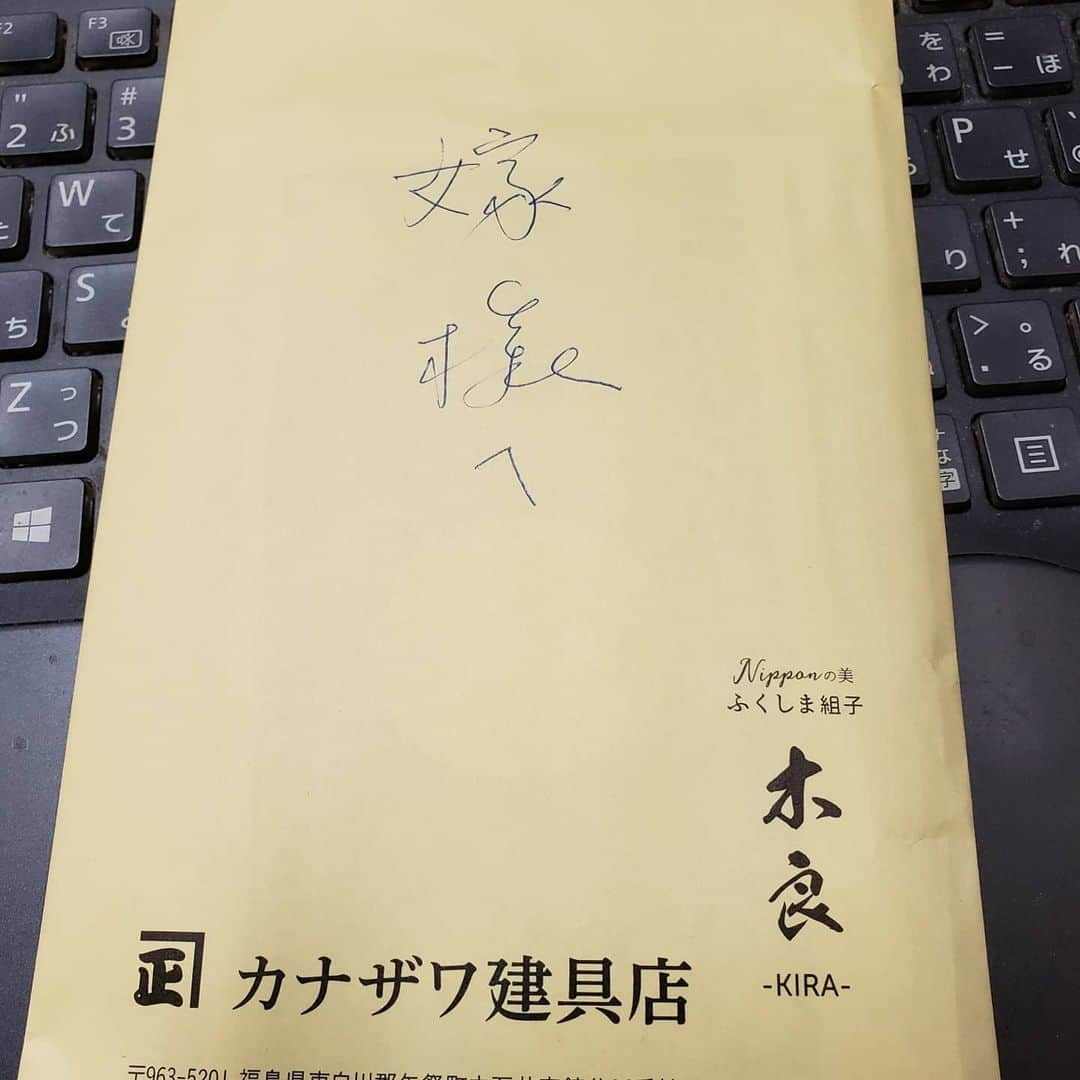 ふくしま組子『カナザワタテグ』さんのインスタグラム写真 - (ふくしま組子『カナザワタテグ』Instagram)「今年も災難なく過ごせた金澤家  昨日までたくさんお仕事出来たのも 家族が手伝ってくれたおかげ  アタシ自身のお勤めは多分357日 日々付けといた労働時間4209.2時間  自分の中の労働基準法模範です（笑）  家族のための休日は たった１日しかなかったけど  これが現実  リョーマは18歳になり 自分の進路に向かって 自動車教習所に通い始めました 自宅と工場の大掃除で 兄弟とじゃれ合い 全治３ヶ月  これも現実  サッカー⚽やら 水郡線🚂やら 好きな事はとことんさせて 少しずつ 律する自覚を仕込む  アタシの子育ては お母さんにとってはガサツかもしれないけど  長い目で見てとごれ😅  今年お逢いしましたすべての皆様へ  これまで経験しましたいろんな現実を これから活かすため  程よい整合性を感じながら カナザワ建具革新計画7年目 もう１段ギヤを上げていこうと思っています  大変お世話になりました  皆様健康で笑顔で また翌年も宜しくお願い申し上げますm(_ _)m  良いお年をお迎えください😁」12月31日 11時07分 - worlds_kumiko