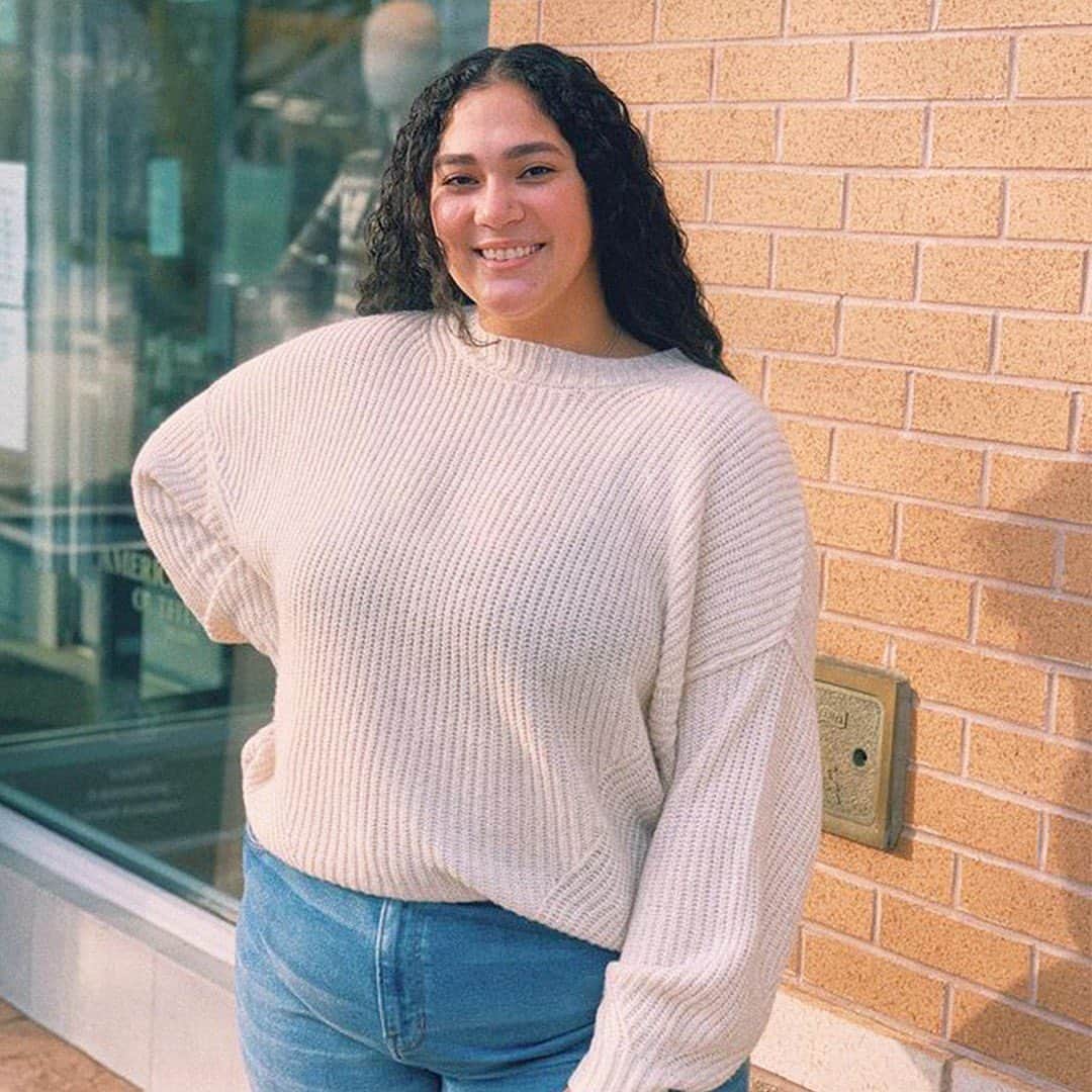 American Eagleのインスタグラム：「“When I first started working at American Eagle I fell in love with Mom Jeans but never thought I’d be able to find my size. FAST FORWARD Mom Jeans are now all I own.” @g_gonzzo #myAEambassador」