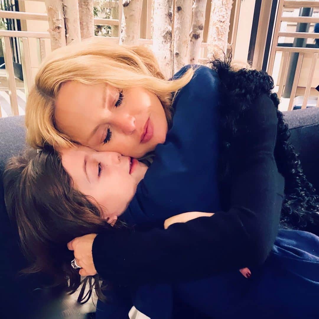 のインスタグラム：「This is how I plan to start my #2021 ...filled with #gratitude for the love from my family and holding on extra tight #forever 🙏🏻❤️ XoRZ」