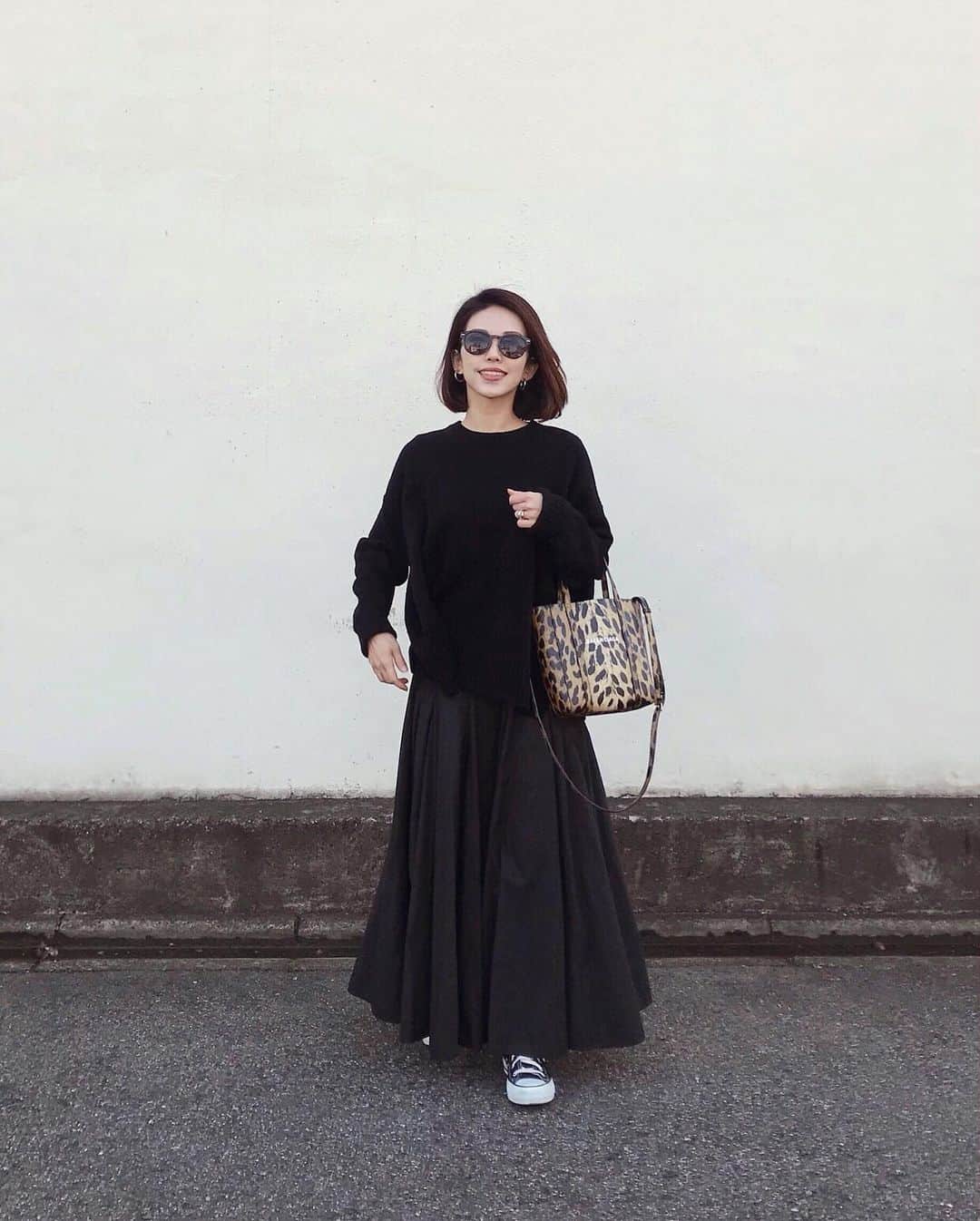 のインスタグラム：「:﻿ ﻿ この冬ヘビロテしたアイテム…♡﻿ ﻿ □tops / united arrows クルーネックニット﻿ □bottom / tinoir あったかスウェットパンツ﻿ ﻿ ﻿ ﻿ 今年の前半は長いおうち時間で﻿ なんだかモヤっとした時期もあったり…﻿ ﻿ ですが後半はtinoirをはじめた時からの"夢"﻿ 名古屋のタカシマヤでpopupをしたい！﻿ …を叶えることができました☺️﻿ ﻿ 夢が叶えられたのもお客様がtinoirを﻿ 気にかけてくださるおかげ…﻿ 本当にありがとうございます✨﻿ ﻿ 畑という新たな趣味もでき﻿ この一年の間で心の変化もありました。﻿ ﻿ 変わったこと、変わらないこと…﻿ 来年も自分らしく心地よく！﻿ ﻿ 「自分のしたいを大切にしたいなと思います」﻿ ﻿ この一年わたしのInstagramを見てくださり﻿ ありがとうございました。﻿ ﻿ よいお年をお迎えくださいね😘🎉﻿ ﻿ ﻿ ﻿ ﻿ ﻿ ﻿ ﻿ ﻿ ﻿ ﻿」