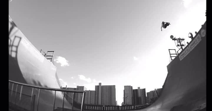 のインスタグラム：「New VERT video “nikaime” Full ver is link in bio☝️ Shooting and Editing by @ukarih . We will make a new video in 2021 too🔥 ストリートの映像を作っているカジさんとの初映像！ ソリッドな感じが個人的なお気に入りポイントです。 カジさんと僕の思いやこだわりを合わせていくのが刺激的でした！ これからスタートして来年も映像撮っていきますのでお楽しみに🔥 プロフィールリンクからフルバージョンにいけますので！ @usdskates  @goodskates_inc  @canamonroad_japan  @lzbn_official  @papasu1048  #rollerblading #inlineskate blading #vert #isdskates #usdaeon #aeon72 #takeshiyasutoko #インラインスケート #ローラーブレード #安床武士 #ハーフパイプ #LZBN」