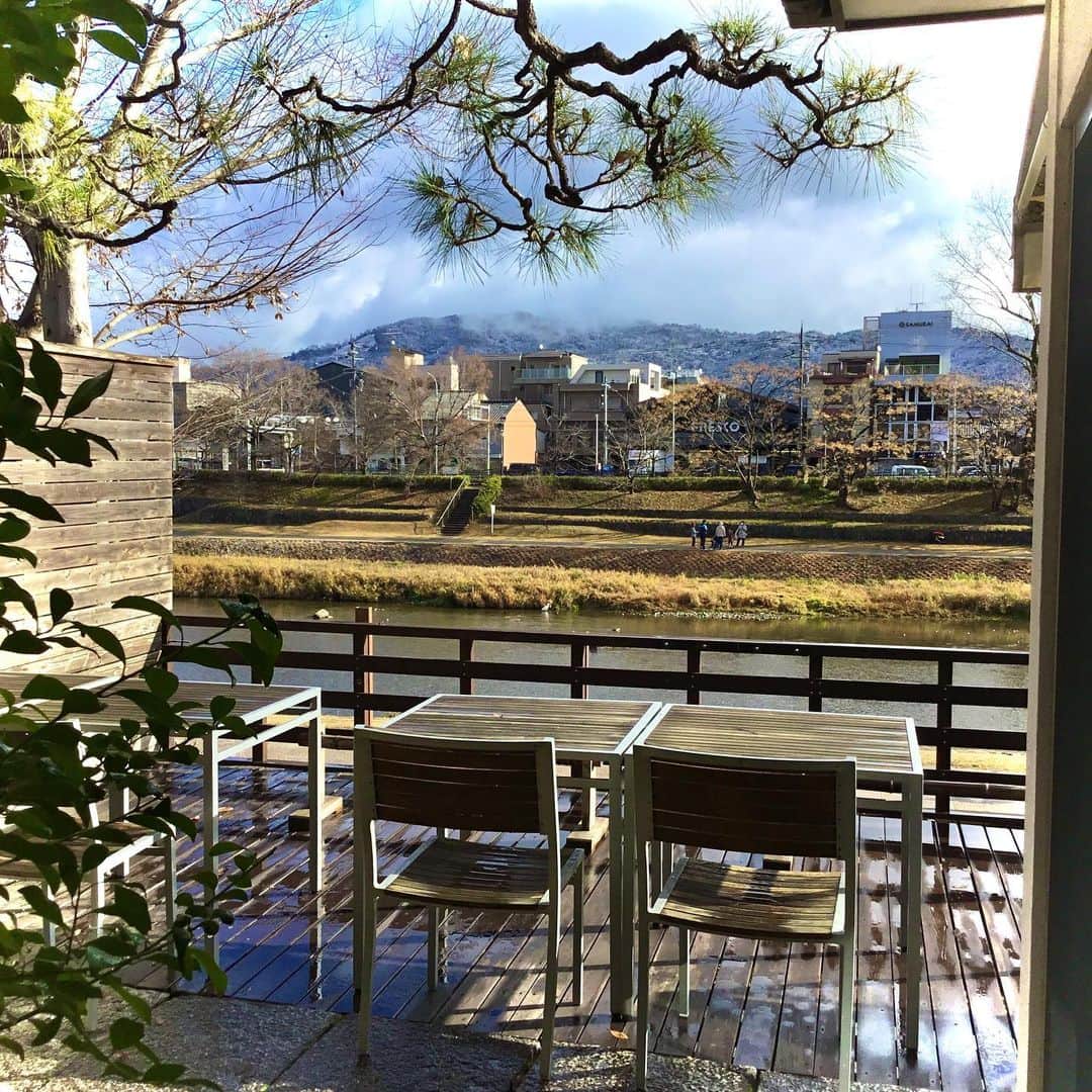 Salon de Royal Kyotoさんのインスタグラム写真 - (Salon de Royal KyotoInstagram)「こんばんは サロンドロワイヤル京都でございます☀️ ・ ・ 本日は年内営業最終日となります。 朝はとても寒く雪がちらつき足元もあまり良くありませんが、皆さまの御来店をお待ちしております❄️ 本日の営業時間は 11：00〜18：30までとなります。 ・ ・ ・ 《年始の営業時間》 1月1日　休業 1月2日　休業 1月3日　休業 1月4日　11:00〜18:30  2021年最初の営業日は１月４日11:00オープンでございます。  🎍皆様の御来店心よりお待ちしております🎍  #サロンドロワイヤル京都店 #salonderoyalkyoto#サロンドロワイヤル京都 #サロンドロワイヤル京都本店 #サロンドロワイヤル #京都 #京都スイーツ #ボンボンショコラ #京都カフェ #チョコレートショップ #ショコラトリー #パティスリー#チョコレート #チョコ #ショコラ #chocolate #chocolat #chocolatier#salonderoyal #手土産#贈り物#ギフト#年賀#朱古力」12月31日 11時20分 - salon_de_royal_kyoto