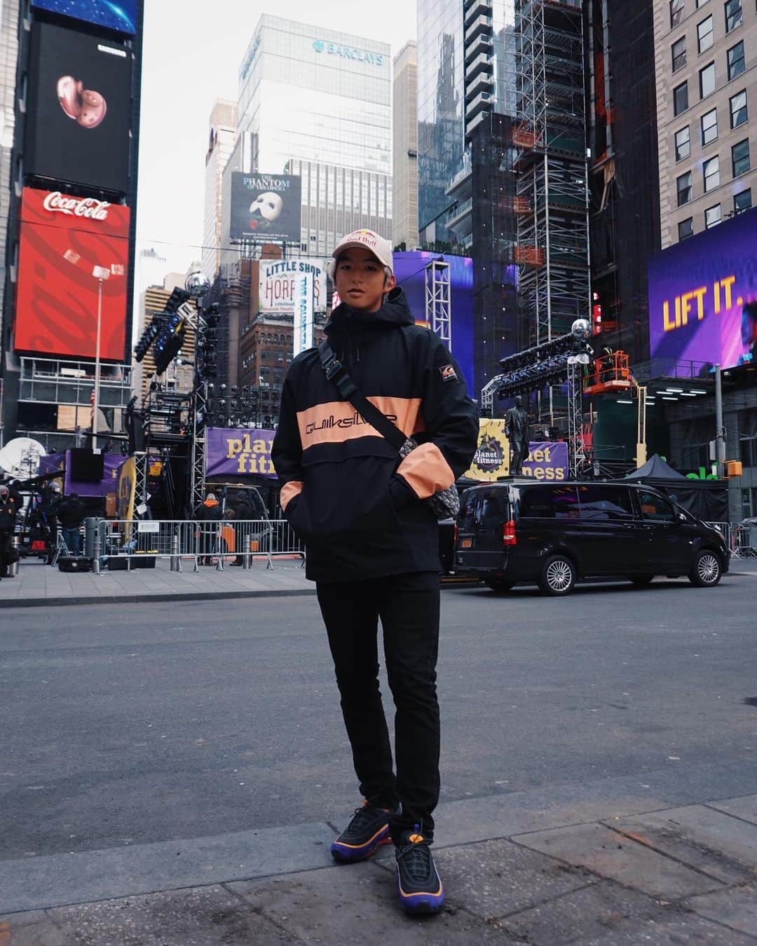 五十嵐カノアのインスタグラム：「The city never sleeps 🌃 🌙」