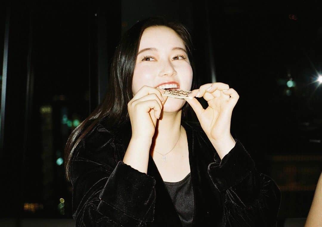 越後はる香のインスタグラム：「昨日、関西は雪が降りました❄️ 皆さんは、年越し蕎麦を食べますか？私の実家では、蕎麦ではなく、うどんで年越しをします🍲 寒さが続きますが、体調に気を付けてください 笑顔で2021年を迎えられますように！  Thank u for making it a really fun year for me See you next year」