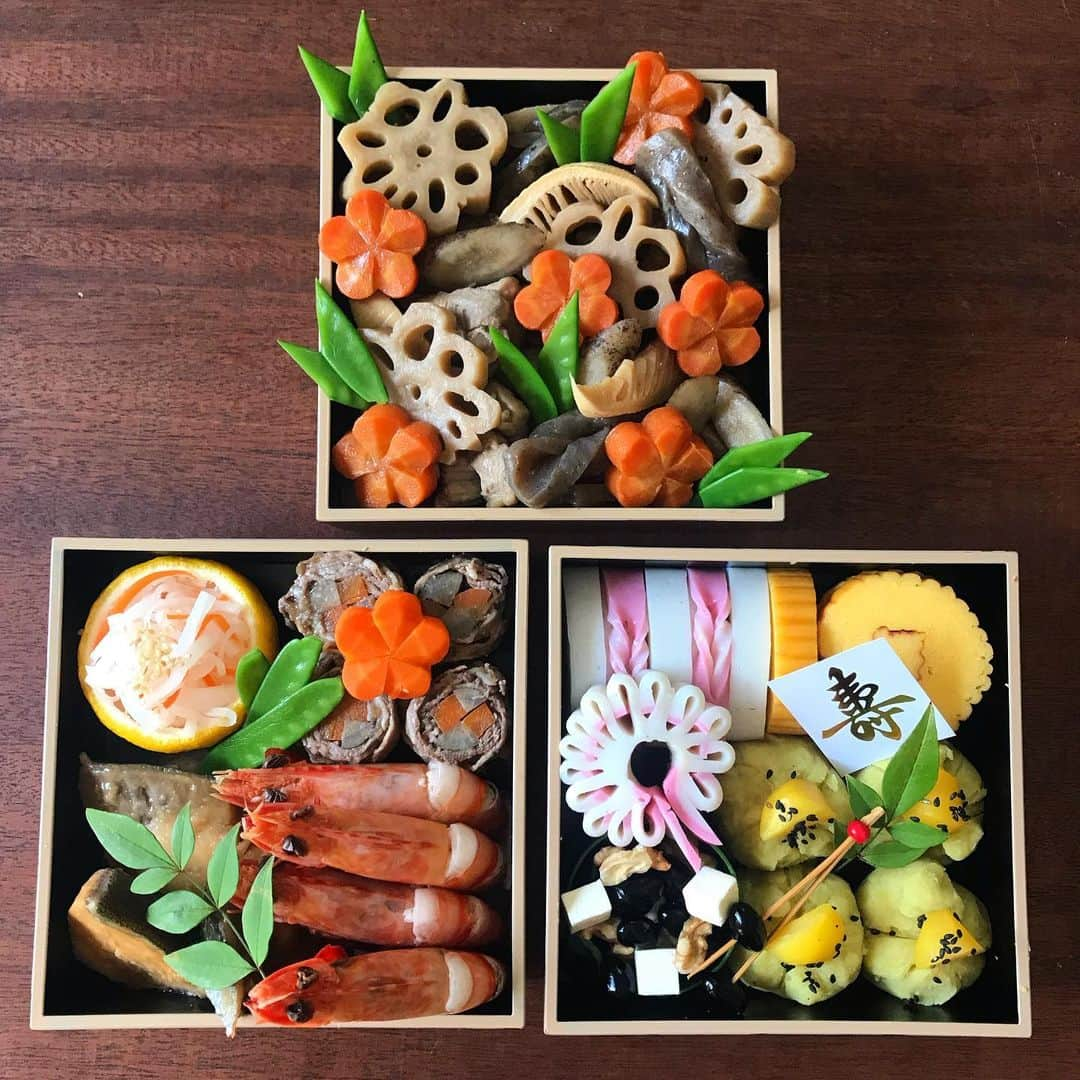 山本ゆりさんのインスタグラム写真 - (山本ゆりInstagram)「遅くなりました筑前煮です！﻿  【レンジで！筑前煮】  レンジで作ると最小限の調味料で焦げ付かず作れるし、動かさないで加熱するから煮崩れず綺麗に仕上がり、なにより加熱中は自由の身‼️ ﻿ 材料(副菜なら4人分、メインで食べるなら2人分) にんじん…1/2本(型抜きして20〜30g)﻿ ごぼう…1/2本(約50g) れんこん…1/2節(約80g)﻿ こんにゃく…1/2枚(約150g)﻿ 鶏モモ肉…1/2枚(約150g﻿) あれば絹さや…適量﻿ A砂糖、水…各大さじ1﻿ A醤油、酒、みりん…各大さじ1と1/2﻿ A顆粒和風だしの素(ほんだしなど)…小さじ1﻿ ﻿ ★合わせて450g(目安は容量700mlのジップロックコンテナにパンパンになる量)なら、茹でたけのこや干し椎茸など好みで加えてもOKです🙆‍♀️﻿ ﻿ ①にんじんは梅型で抜いて飾り切りにする。(乱切りでも) ごぼうは丸めたアルミホイルで皮をこそげるように洗い、4ミリ幅に斜めに切り、水にさらす。れんこんは皮を剥いて4〜5ミリ幅の輪切りにし(花レンコンにしても)濃いめの酢水に10分くらいさらす。こんにゃくはねじりこんにゃくに(2枚目参照)鶏肉は3cm角に切る。﻿ ﻿ ★火が通りやすいよう薄めに切るのがコツ﻿ ﻿ ②こんにゃくを耐熱容器に入れ、水をかぶるくらい注いで蓋を斜めに乗せ、600Wのレンジで2分チン。ザルにあけて洗う(アク抜きです！3枚目参照)﻿ ﻿ ③耐熱容器にごぼう、れんこん、こんにゃく、にんじん、鶏肉の順に乗せ(ターンテーブルなら逆)、合わせたAをかけ、蓋を斜めにのせ600Wで10〜12分チン。よく混ぜ、にんじんだけ取り出し、冷ます。﻿ ﻿ ★写真ではにんじん下の方に入れてますが柔らかくなりすぎたので上の方がいいです！﻿ ﻿ ★加熱したては「味薄！あってるん？」てなりますが、冷ますことで中まで味が入ります！(ただ市販品より薄味) 加熱時に煮汁に浸ってない上の方の具材を下に入れて冷まして。にんじんは煮汁に漬けずに冷ますほうが色が綺麗です。﻿ ﻿ ★今回スーパー3軒まわってもなかったんですが、あれば絹さやは筋を取り、10枚ほど洗ってラップに包み、レンジで20秒ほどチンして冷水に取り、斜め半分に切って添えてくださいー！﻿  ★倍量の場合、加熱ムラが起きやすいし、どのみちほぼ倍の時間加熱することになるので、二つの容器で準備して加熱が終わったら交代でもう1つチン、がオススメです！ ﻿ ★質問など今日バタバタで答えられない可能性あるので、具材替えなどアレンジは【やってみなはれ精神】でお願いできたらありがたいです‼️﻿(ごめんなさいー！) ﻿ #レシピ #簡単レシピ #おうちごはん #料理 #晩ご飯 #おせち #おせち料理 #重箱に詰めてる写真は去年のESSEの  ブログにはおせちまとめも載せます。(今書いてる)」12月31日 11時23分 - yamamoto0507