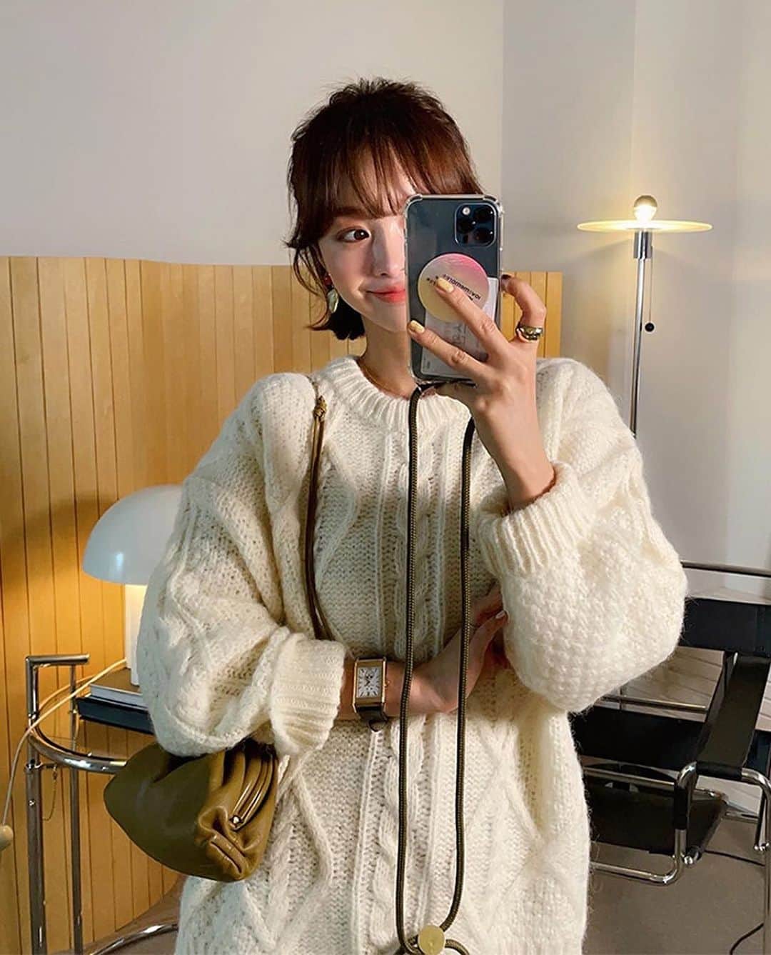 imvelyジャパンのインスタグラム：「おしゃれなケーブルニットと 使えるカラー感で 様々なボトムスと多様にコーデできます🤍  詳しくはイムブリーサイトにてチェック✍️  #イムブリー#IMVELY#ニット#大人カジュアル#大人可愛い#ootd#デイリー #カジュアルコーデ」