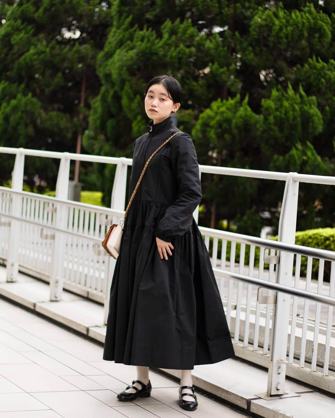 のインスタグラム：「【スナップ】 Name: 漆畑 みなみ Age: 22 Occupation: モデル  Dress #MollyGoddard Bag #COACH Shoes #COMMEdesGARCONSGIRL Head accessories #SimoneRocha  Photo by @matsunagaitsuki  #スナップ_fs #fashionsnap #fashionsnapwo_women #snap #ファッションスナップ #streetsnap #ストリートスナップ #japan #tokyo #fashion #streetstyle #streetwear #streetscene #ストリートファッション #style #コーディネート #tokyofashion」