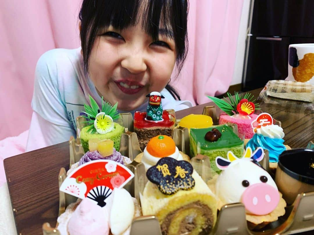 はちゅのインスタグラム：「#コージコーナー ＃年賀　 #可愛いケーキ 一日早いけど食べちゃう✨」