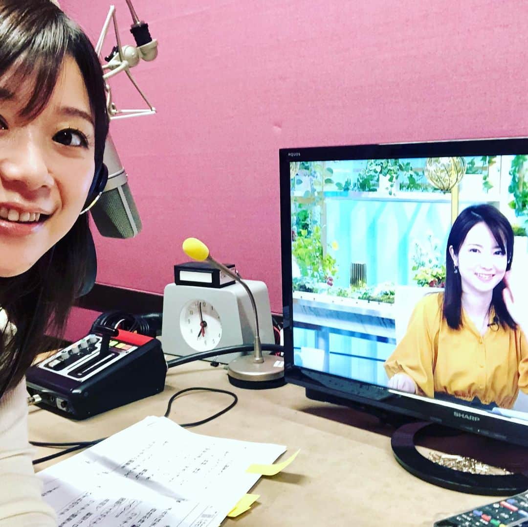 八木ひとみのインスタグラム：「新型コロナの影響でお仕事にも変化が  感染リスクを最小限にするため  番組スタッフや出演者を  2班に分けて最小人数でお届けしたり  ラジオではアクリル板とマスク  イベントはオンライン  2019までは思いもつかなかった変化でした。  ただ、スタッフの皆さんのおかげで  工夫を凝らしながら、1年間走りきる事ができました！  この経験を生かして  来年はどの番組でも  さらにパワーアップした内容を  お届けできればと思います！  #モープラFT #日経モーニングプラスFT #孫子であきない話 #文化放送 #かぶりつきマーケット情報局 #ラジオNIKKEI #auカブコムチャンネル #ReversibleWorld2020 #OriginalLab2020」