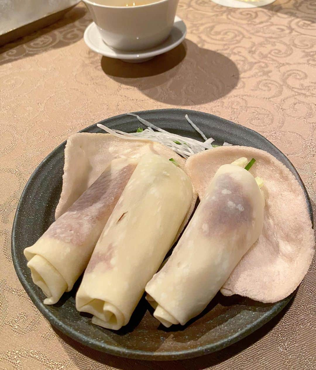 得あゆさんのインスタグラム写真 - (得あゆInstagram)「北京ダックを食べる会🍗🎅 #2020年振り返り ・ ・ ・ ・ ・ ・ ・ ・ ・ ・ #メリークリスマス#サンタさん#サンタ#クリスマスプレゼント#クリスマスツリー#クリスマス#プレゼント#ツリー#りんご#フルーツ#ヘルシー#朝ごはん#赤#得あゆ#インスタグラビア#ナチュラルメイク#ダイエット#パジャマ#寝起き#fruits#apple#santa#christmas#tiktok#japanesegirl#santa#christmaspresent」12月31日 11時43分 - tokuayu819