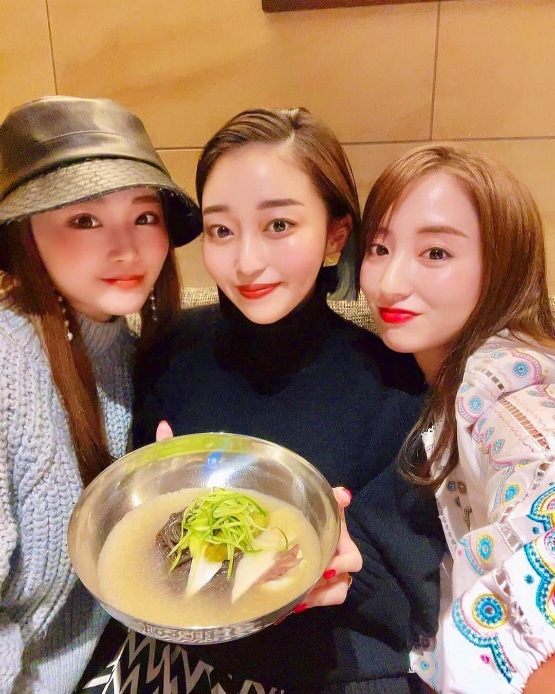 梅谷安里さんのインスタグラム写真 - (梅谷安里Instagram)「昨夜は3人でプチ忘年会💕 北新地に新しくオープンした "ゆっちゃん冷麺"へ🇰🇷 ハワイで食べたのが懐かしい🥺🌴 焼肉にマッコリと 〆はもちろん冷麺🤤 美味しかった〜！！！ 個室はゆっくり出来るから 家族連れにもおすすめです❤️ 今年もたくさん一緒に居た2人。 来年も宜しくね❤️❤️❤️ #bff#ゆっちゃん冷麺 #大阪グルメ#北新地」12月31日 11時37分 - anriworld