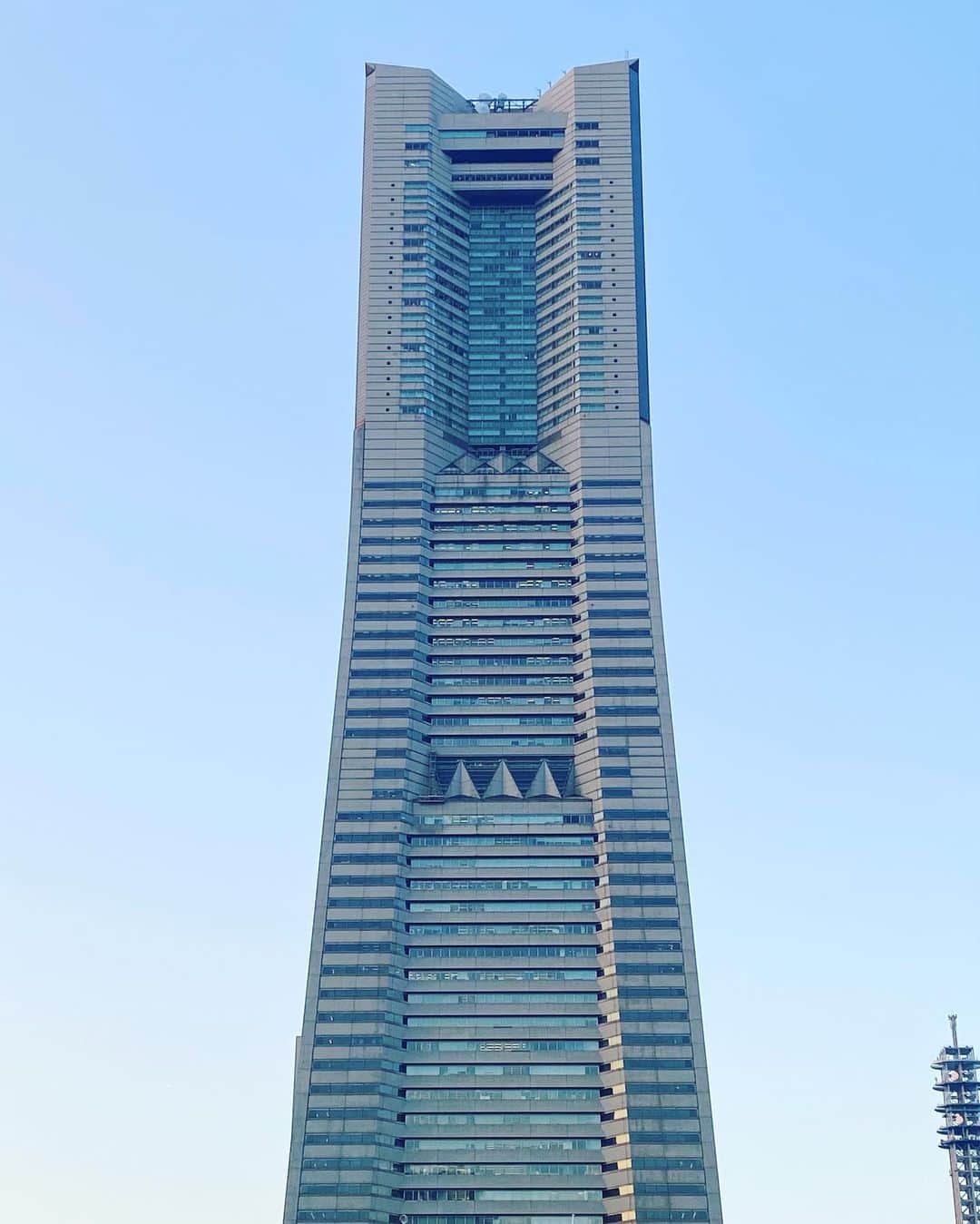 横浜ロイヤルパークホテルのインスタグラム：「本年も横浜ロイヤルパークホテルをご愛顧いただき、誠にありがとうございました。  日常が大きく変わった2020年。 しかしながらたくさんの温かいお言葉に支えられ、お客様をお迎えする喜びを改めて感じた年でもありました。  2021年が皆さまにとって、希望に満ちた明るい年になりますように！ そして、そんな楽しい瞬間を共有できるホテルを目指してまいります。  良い年をお迎えください。 来年もどうぞ宜しくお願い申しあげます。」