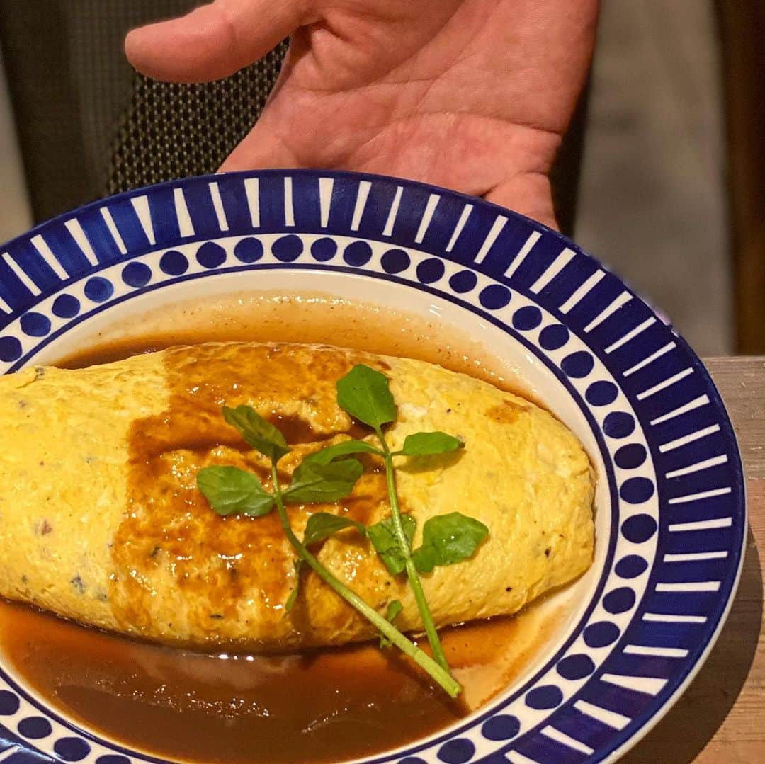 ロシアン佐藤さんのインスタグラム写真 - (ロシアン佐藤Instagram)「昔から仲良しのシェフのお店。 食べ納めにぐわーーーっと食べてきた。 お店をオープンしてすぐにたいへんな状況になっても、変わらず美味しいご飯をありがとうございました🥺❤️✨  従業員さん含めて、来年は皆さんの気持ちも体も穏やかで健やかな年になりますよう🤲🏻🤲🏻  いつも「足りる？」ってきいてきてくれる(笑)  ので、続く  #おフランス亭 #カジュアルフレンチ #フランス料理 #御徒町 #上野」12月31日 11時38分 - i_am_hito.chin