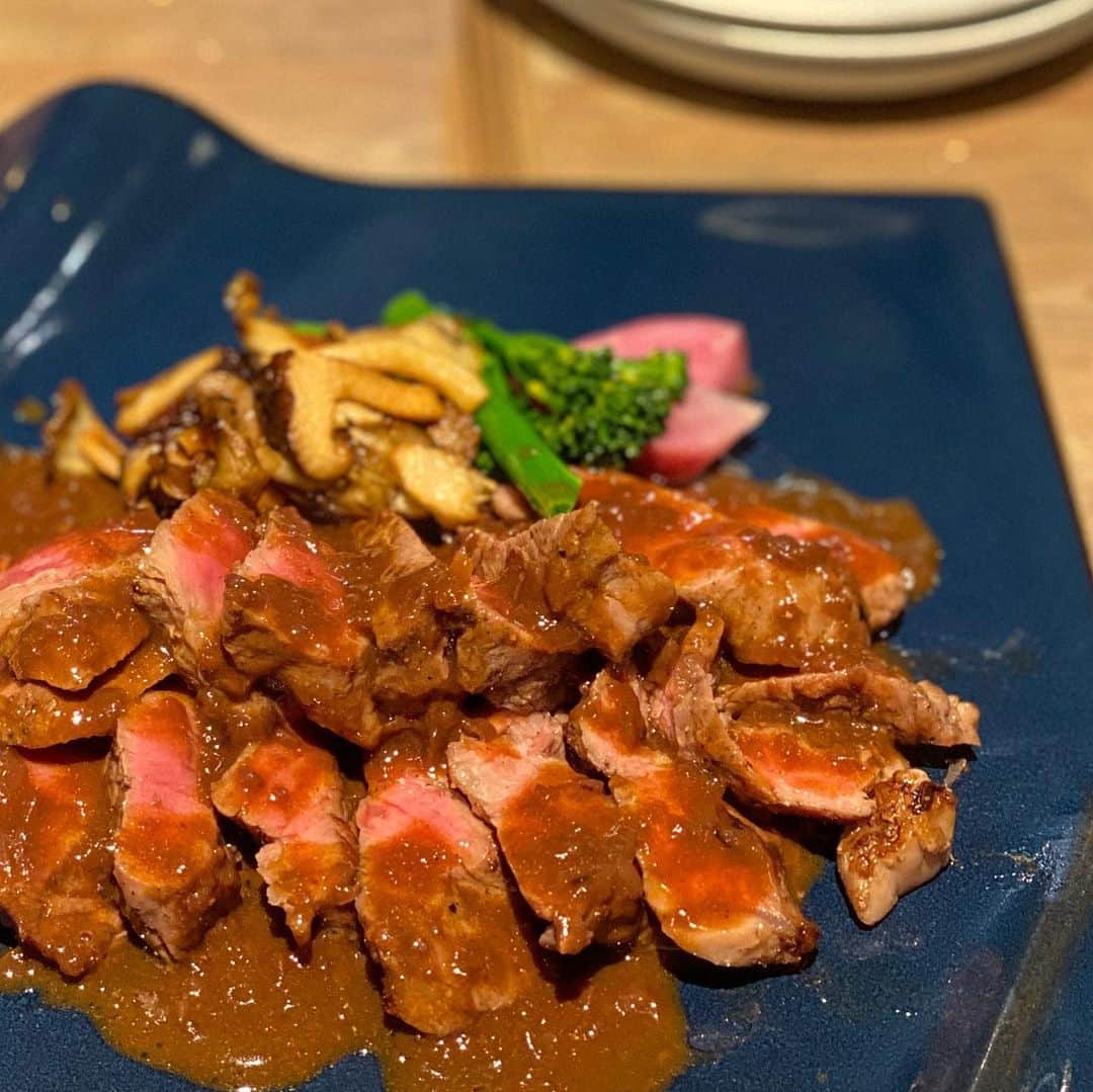 ロシアン佐藤のインスタグラム：「昔から仲良しのシェフのお店。 食べ納めにぐわーーーっと食べてきた。 お店をオープンしてすぐにたいへんな状況になっても、変わらず美味しいご飯をありがとうございました🥺❤️✨  従業員さん含めて、来年は皆さんの気持ちも体も穏やかで健やかな年になりますよう🤲🏻🤲🏻  いつも「足りる？」ってきいてきてくれる(笑)  ので、続く  #おフランス亭 #カジュアルフレンチ #フランス料理 #御徒町 #上野」