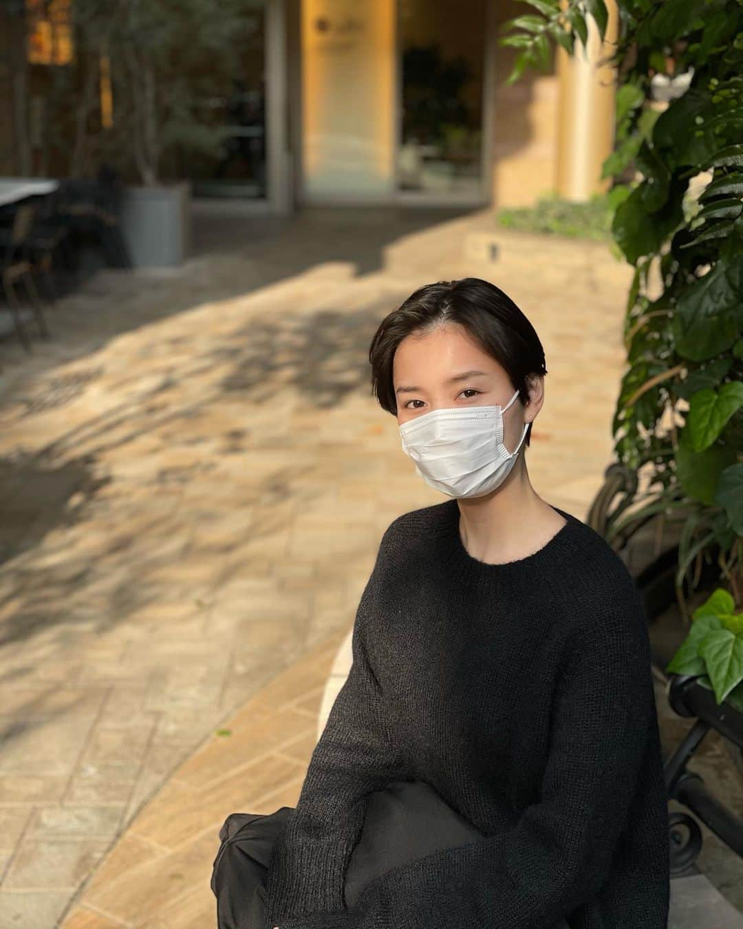 森なな子のインスタグラム：「大晦日ですね。 本年は誰にとっても試練の年だったと思います。 こんな状況でも有り難い事にお仕事は続けられました。 ご一緒させて頂いた皆さま、ありがとうございました。 来年はどんな年になるのかな。 まだまだ未知数だけど、素敵なこと沢山な年になって欲しいです。 お仕事の話をすれば私は変わらず、携わらせて頂く作品をより多くの人に、存分に楽しんでもらえる様努めます。 イレギュラーな事ばっかりで参っちゃうけど、現実逃避でもいい、視聴者の皆さんのちょっとした楽しいひとときに寄り添えたらと思っています。 色んなことを楽しむためにもやっぱり皆さん、無理せず適当に、元気でいましょうね💪 自分含め、世界中の人たちの笑顔が増えると良いな。 お仕事納めた方も、バリバリ働いている方も、そうでない方も、どうかお体にお気をつけて、良いお年をお迎えください😌  #2020 #声優 #森なな子」