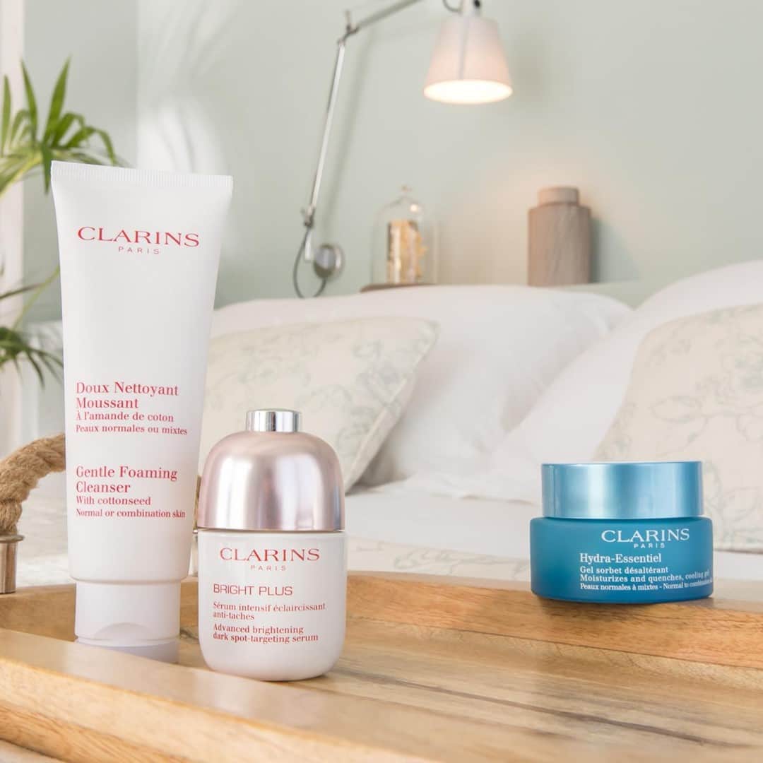Clarins Canadaのインスタグラム：「A comforting beauty routine for perfectly hydrated and radiant skin. The Gentle Foaming Cleanser frees skin from impurities while protecting its natural moisture balance, the Bright Plus Serum boosts cellular respiration to revive dull complexions and the Hydra-Essentiel Silky Cream quenches skin for all-day radiance.💧❄️⁣ __________⁣ Une routine beauté réconfortante pour une peau hydratée et radieuse. Le Doux Nettoyant Moussant libère la peau des impuretés tout en préservant son hydratation naturelle, le Sérum Bright Plus stimule la respiration cellulaire afin de raviver l'éclat du teint et la Crème Désaltérante Hydra-Essentiel désaltère la peau pour encore plus de confort.💧❄️⁣ .⁣ .⁣ .⁣ #Clarins #ItsAllAboutYou #ClarinsSkinCare」