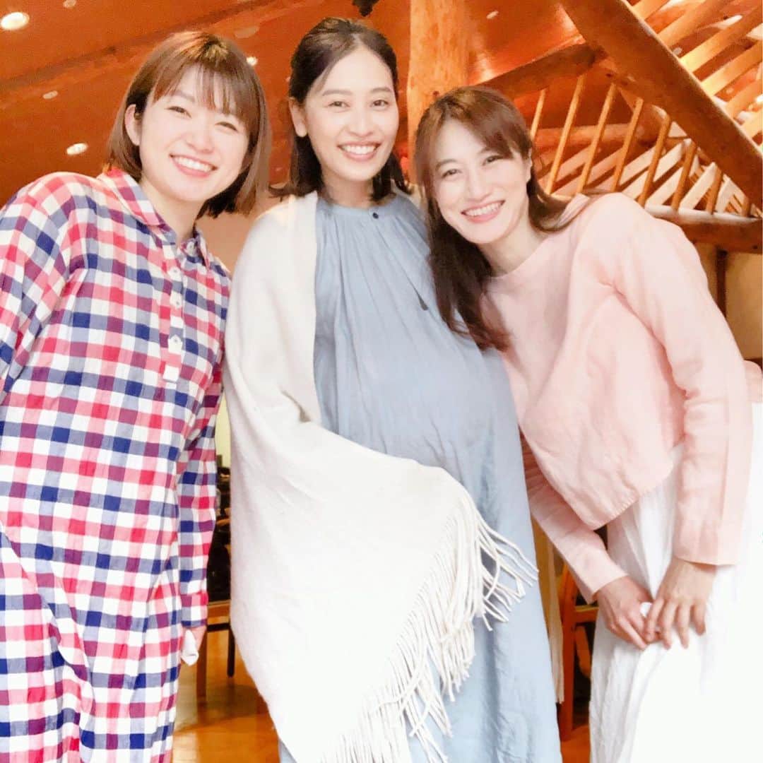 前田友香のインスタグラム：「#2020年振り返り 〜part2〜  仕事中、全部の写真は ないけどあるだけ🤗✨  普段なかなかご一緒できない 皆さんとも お仕事できて♡  2020年の始まりは 新年祝賀会から始まり 貴重な時間を 過ごさせて いただき  事務所の皆さんに たくさん支えられて お仕事ができて感謝です✨ 大変お世話になりました！ ありがとうございました！！  今年は プライベートの 環境が変わったので それを活かし これまで以上に 仕事の幅を広げていきたいと 思います！！  益々パワフルに👍✨  #ありがとうございました  #2020 #2020年」