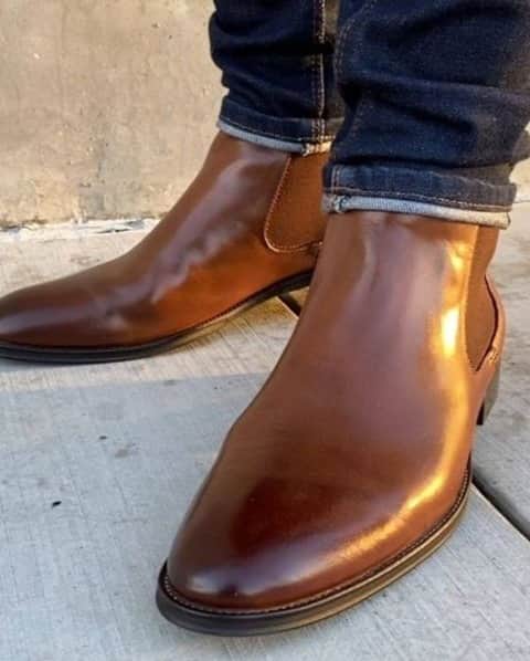 ケネスコールのインスタグラム：「Now’s the time for reflection…@atlasandmason wears our Tully Chelsea boot hoping for a brighter, shinier future. #HopeAndHeeling #NewYear #2020Sucked  When you shop at KennethCole.com, we’ll donate to The New York Public Library in support of The Harry Belafonte Black Liberation Speaker Series. Info link in bio.」