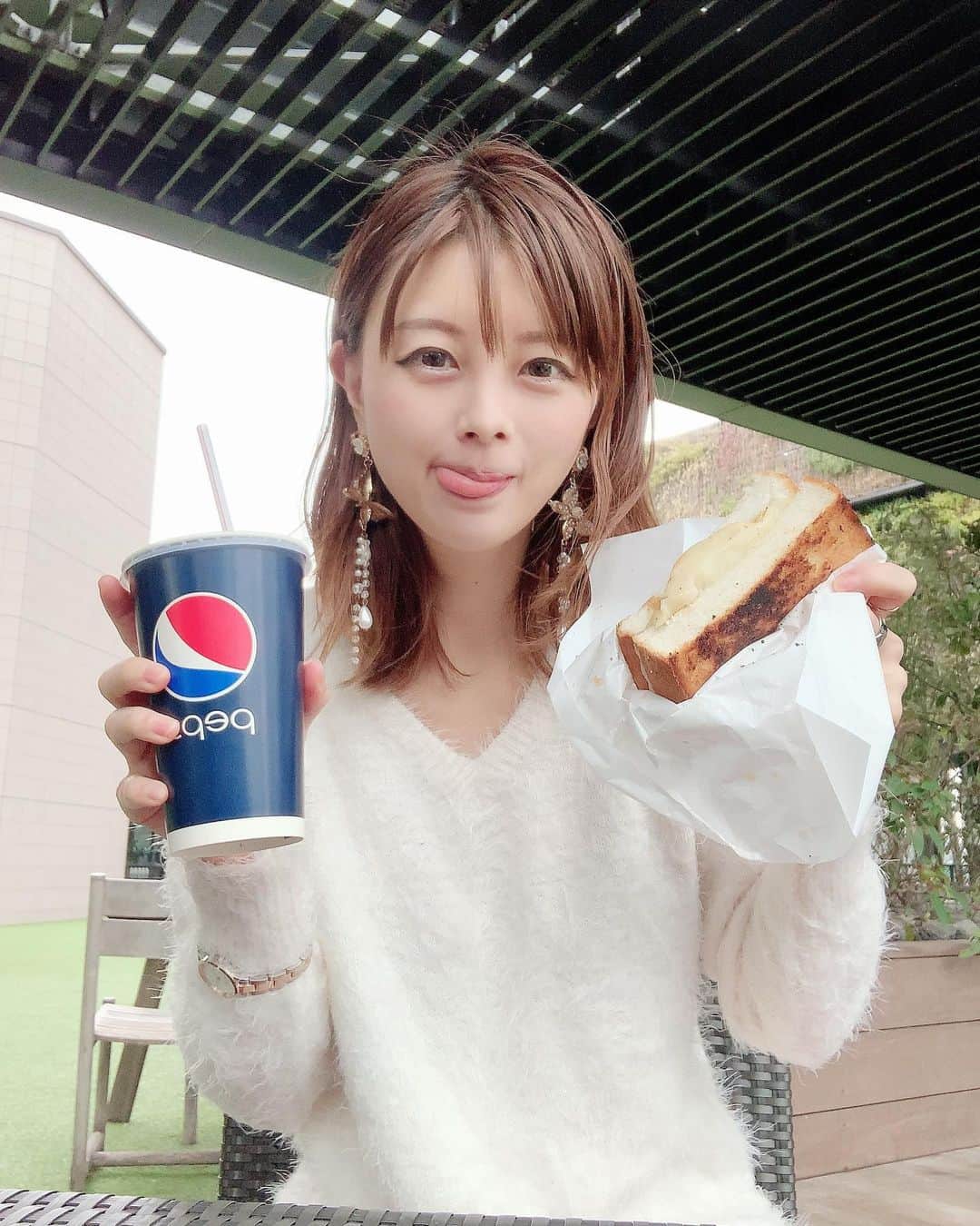 のインスタグラム：「🥚🥪🥚🥪  めざましテレビでも紹介された大好きなホットサンド(@meltsandofficial )💕 ・ ハンバーグサンド売り切れてしょーーっく！ ・ なのでタルタマサンドと、照り焼きサンド🥪😋✨美味しすぎます！卵とチーズ神🧀 ・ 秋葉原ドンキ１階にあるよ☺︎ 　 ・ ✼••┈┈┈┈┈┈┈┈┈┈┈┈┈┈┈┈••✼ プレゼント情報🎁 ・ タルタマサンドとお好きなサンドウィッチ＋ドリンクセットを一つ用意していただきました！ ・ ✅フォロワーさんかついいね押してくれた方 ✅ 秋葉原のドン・キホーテに行ける方 ・ ぜひコメント欄に📝一言【確実に行けます】とコメントください💕 一名様にプレゼントします！（DMはNG🙅‍♀️） ・ ✼••┈┈┈┈┈┈┈┈┈┈┈┈┈┈┈┈••✼ ・  @meltsandofficial  #meltsand #チーズサンド #ギフトゥユー  #メルトサンド  #秋葉原  #秋葉原グルメ  #秋葉原ランチ  #秋葉原テイクアウト  #サンドイッチ専門店  #サンドイッチランチ  #たまごサンド  #ハンバーグサンド  #めざましテレビ #ホットサンド #プレゼント　します #さとみのグルメ記録 #タルタマサンド #ハンバーグ #ドンキホーテ秋葉原 #メイドカフェ」