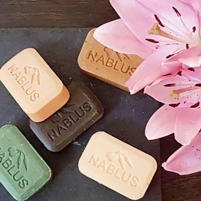 Nablus Japanのインスタグラム：「2020年も今日で最後になりました。たくさんの方にナーブルスソープをお使いいただき、ありがとうございました。 来年は1月4日から随時発送致します。 来年も宜しくお願いします。  #ナーブルスソープ #オーガニック石鹸  #オーガニックコスメ #オーガニックソープ #乾燥肌  #ストレスケア #nablussoap  photo by @organicandpure_palestinesoaps」