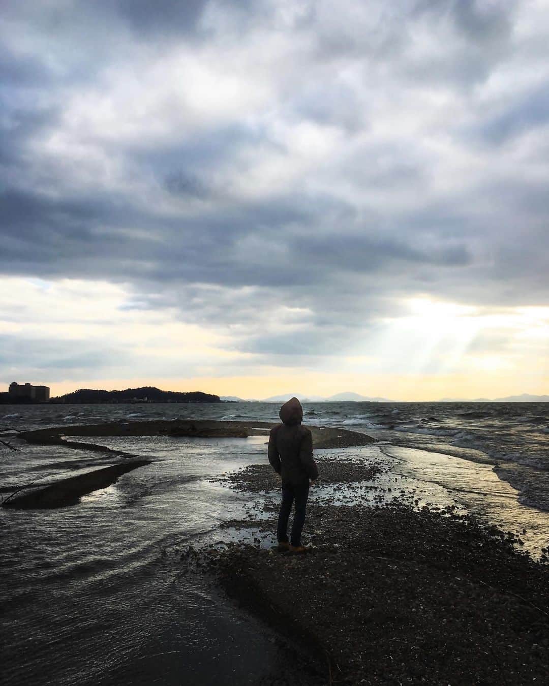 Koichiのインスタグラム：「.  Thank you for everything this year. Good luck with everything you do next year!  差し込む光が刻々と変わっていくように、明るくなったり暗くなったり。。。 2020年は目まぐるしく明暗を繰り返す日々でした。  移動の自由を奪われるという、人生で経験したことのない苦痛。 日常生活も仕事も、その環境やありようが大きく変わった年になりましたね。  さて、2020年も今日が最終日。  2021年が光に満ちた年になりますように！  #BeautifulJapan #Hellofrom #Japan  .」