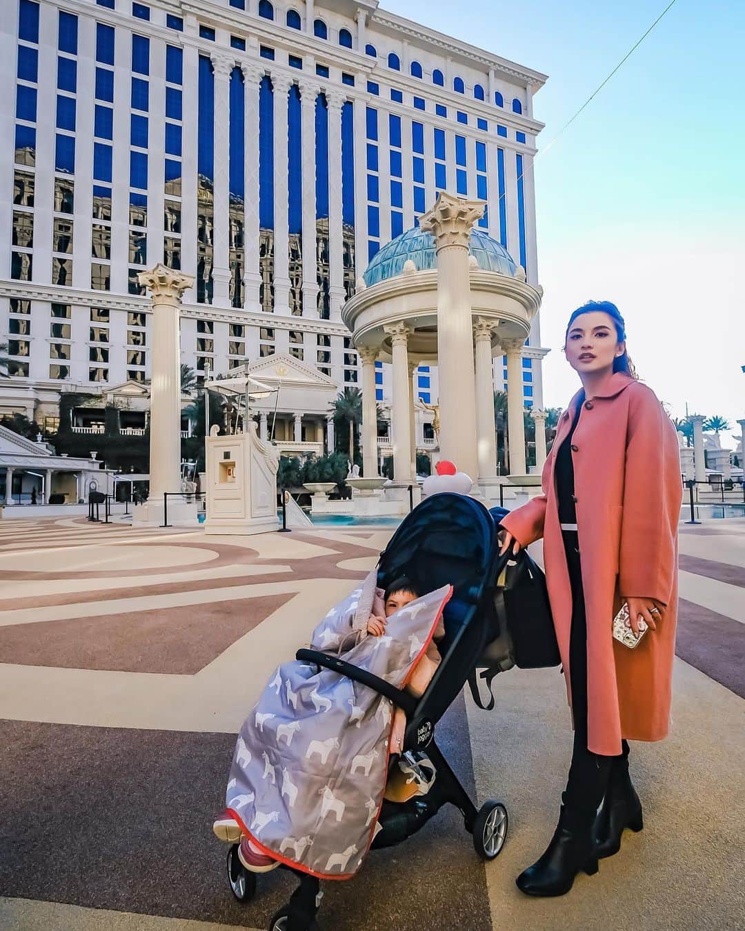 チェルシー・オリビアのインスタグラム：「Tepat 1 tahun yang lalu di LasVegas♥️ 31 Desember 2019  Capture by @glennalinskie  . . foto ini abis kekenyangan makan di Bacchanal Buffet dulu ngerasa foto ini kok gendut bngt,sekarang liat foto ini ngerasa ini tuh kurus #blessed #throwback #2019🙃tempat makan favorite-nya kita @glennalinskie @vemmafukada @monochromicon」