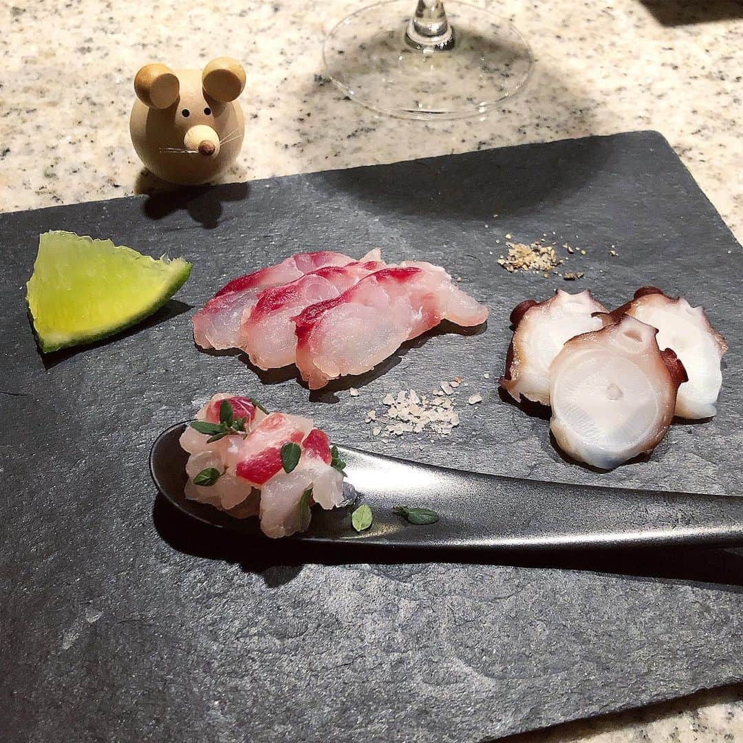榊山敬代のインスタグラム：「🌊🐙🐟…  ・ ネズミちゃんとの思い出も のこりわずかということで  忘れないうちに記録の巻 🐹急いでUPチュ〜💨  今年も美食家の方より 色々といただきまして 有り難き心遣いに感謝　  先日では新鮮な鯛や蛸さんなど うつくしき食材いただきまして  この日はオードブル仕立てにして ハーブと共にひと口タイプを制作  そしてタコさんでは ハーブソルトと共に  #大変美味しゅうございました  #また食べタイ 🐟" #🐙 ♪ ・ ・　　　 #enjoyhome ・ ・ #おうちごはん #おうち大好き #enjoyhome ・ ・ ・  #頂き物 🙏#鯛 #Redsnapper #ご馳走  #夕食 #夜食 #dinner #おうちごはん  #おつまみ #タイ  #healthy #food #seafood #蛸 #たこ #octopus #osashimi #お刺身  #antipasto #artist #kitchen #cooking #日本画家 の #お料理こんなもん」