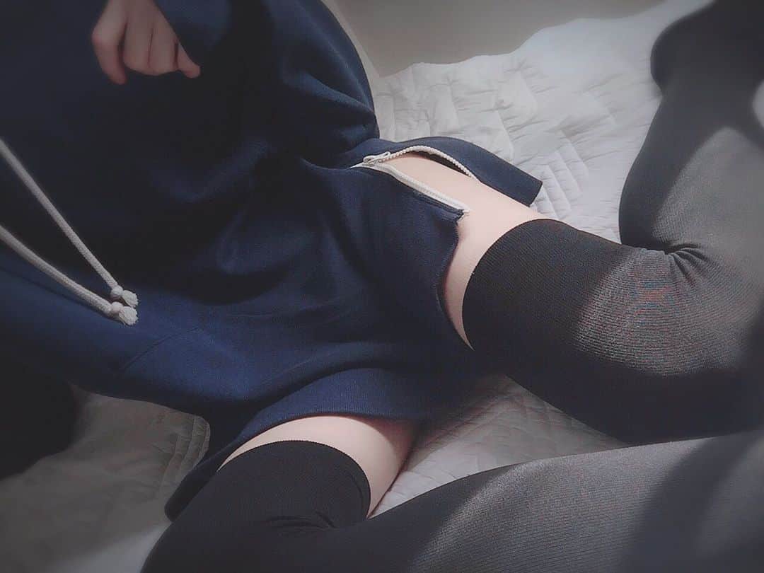 涼のささやきちゃんねるのインスタグラム：「今年もいっぱい見てくれてありがとう！ 来年もよろしくおねがいします！ Thanks for watching! Enjoy the holidays!」