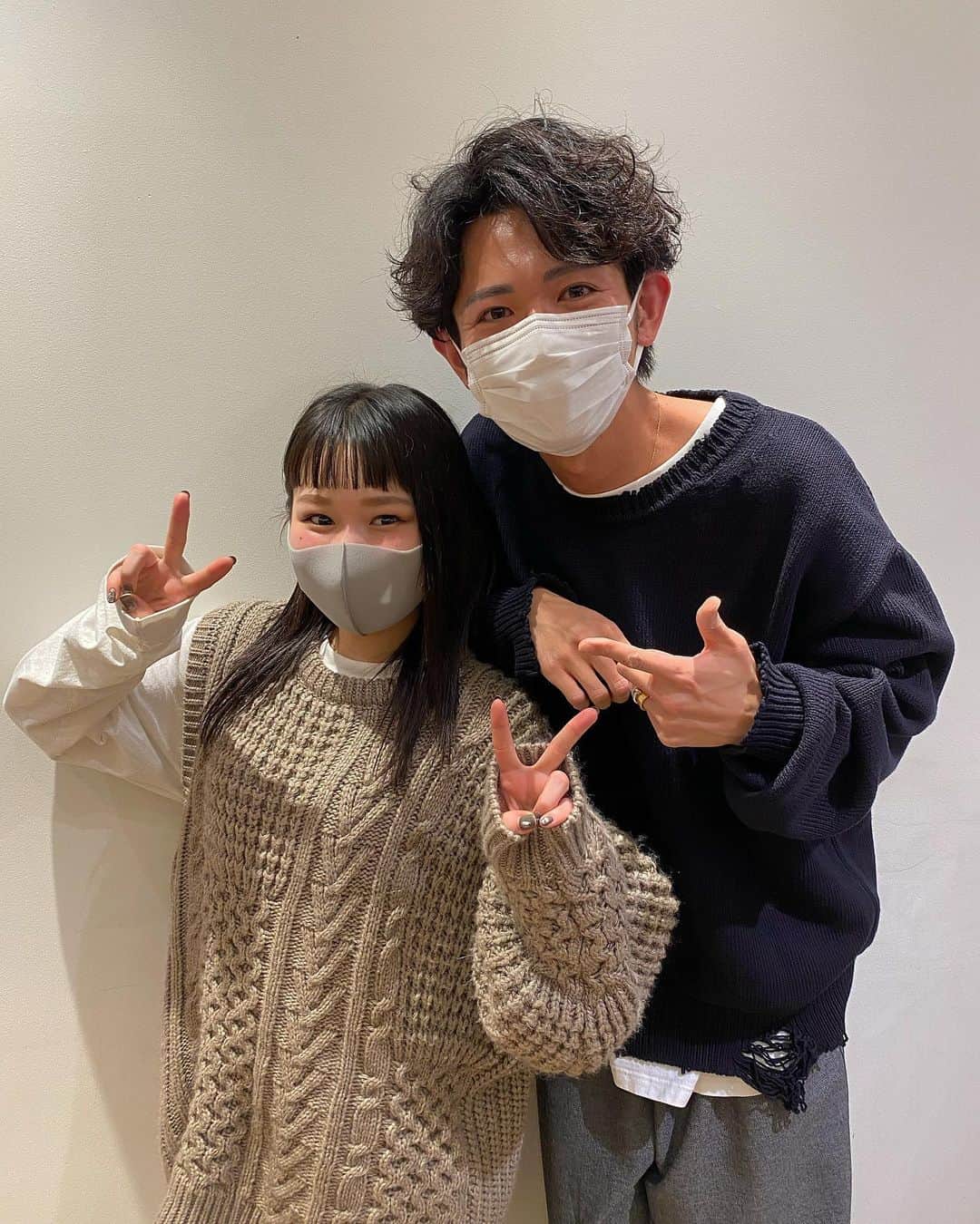 片山良平のインスタグラム：「昨日でメインアシスタントのシモちゃん @akane_smd 卒業します‼︎  1年間ついてくれてありがとう😊 明るさ満点、トップアシスタントとして最高のパフォーマンスをしてくれてた✨ 今年は誰よりもカット練習を営業後に聞きにきたシモちゃんは必ず最高のスタイリストになるよ✂︎✂︎✂︎ 店舗バラバラになるけどさらなる飛躍を楽しみにしてる👍  #1年間ありがとう」
