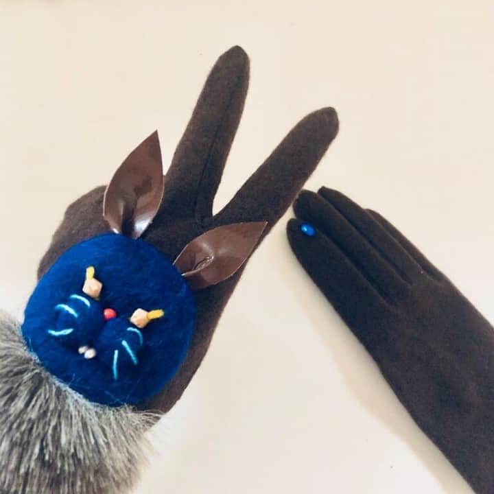 LEEさんのインスタグラム写真 - (LEEInstagram)「LEEの読者ブロガー LEE100人隊のトップブロガー、 TB 38名がお題に応える「月刊トップブロガー」。  今回のお題は「お気に入りあったかアイテム」  寒い冬、 おしゃれアイテムやおうちでの「あったか工夫」を ブログで公開してもらいました。  1、2枚目） LEE100人隊：TBこばんさん 「✨Honnete ストールぐるぐる巻き」  巻き物大好きなんですよね… 今回購入したのは、フランスブランドのオネット。 ウールリネンなので、 ウールのふわっとした感じと リネンのバサっとした感じとのミックスで ふんわり可愛くなりすぎない所も好みでした♡（こばんさん）  3、4枚目） LEE100人隊：TB ミワコさん 「✨冬のあったか薪ストーブ」  我が家のあったかアイテム、 やっぱり薪ストーブかと。 薪ストーブは、着けてから部屋が温まるまでに、 40分くらいはかかるし、掃除、薪のお金を暖房費と考えると、 手間も費用もかかりますが、 火を見ているだけでも気持ちが温まり、 家族が集まる大切な時間なので、 我が家には欠かせないものになりました。（ミワコさん）  5枚目） LEE100人隊：TBルナレインボウさん 「✨寒い冬に体が温まるhot chocolate」  冬のホットチョコレートは 何だかこの響きだけでほっこりと甘い気持ちになるのですが、 これにラム酒をスプーン1杯分入れるのが 私のお気に入りポイントです。 両手で温かいカフェオレボウルを持って手も温まります。 （ルナレインボウさん）  6、7枚目） LEE100人隊：TBリリオさん 「✨手先も心もあったまるアニマルグローブ」  私的トキメキが詰まっている H.P FRANCEで少し前にWool!Cube!Wool!のグローブを見つけて、 久しぶりにテンション上がって購入しました。 両手にモチーフだとゴテゴテしすぎる感じですが、 右手はさりげないビジューがついているだけのシンプルさもいい！ 薄手ですがウールのあたたかさがしっかりあって 張り切って出動中です。（リリオさん）  8、9枚目） LEE100人隊：TBゆかりさん 「✨WORKMAN：防寒トレッドモック」  何かと話題のワークマンにて、初めてのお買い物。 防寒トレッドモック　ブラック、M。 普段スニーカーが多いのですが、 靴紐と靴下ってちょっとガチャガチャな印象で。 子供っぽくなっちゃうのが嫌で、 すっきりしたスリッポンタイプが欲しいなぁと 思っていた時に見つけたものです。（ゆかりさん）  *** LEE公式インスタグラムをご覧いただいて 本当にありがとうございました。 来年も、楽しい投稿を心がけて参りますので どうぞよろしくお願いいたします。  #magazinelee #LEEweb #LEE100人隊 #LEE100人隊ブログ紹介 #LEE読者ブロガー #LEE100人隊トップブロガー #月刊トップブロガー #TBこばんさん #TBミワコさん #TBルナレインボウさん #TBリリオさん #TBゆかりさん  #あったかアイテム #冬のあったか #防寒 #薪ストーブ #ストール #ワークマン #WORKMAN #ホットチョコレート #手袋  #ootd #fashion #コーディネート #ファッション #outfit #coordinate #style #code #instafashion」12月31日 12時00分 - magazinelee