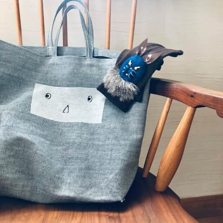 LEEさんのインスタグラム写真 - (LEEInstagram)「LEEの読者ブロガー LEE100人隊のトップブロガー、 TB 38名がお題に応える「月刊トップブロガー」。  今回のお題は「お気に入りあったかアイテム」  寒い冬、 おしゃれアイテムやおうちでの「あったか工夫」を ブログで公開してもらいました。  1、2枚目） LEE100人隊：TBこばんさん 「✨Honnete ストールぐるぐる巻き」  巻き物大好きなんですよね… 今回購入したのは、フランスブランドのオネット。 ウールリネンなので、 ウールのふわっとした感じと リネンのバサっとした感じとのミックスで ふんわり可愛くなりすぎない所も好みでした♡（こばんさん）  3、4枚目） LEE100人隊：TB ミワコさん 「✨冬のあったか薪ストーブ」  我が家のあったかアイテム、 やっぱり薪ストーブかと。 薪ストーブは、着けてから部屋が温まるまでに、 40分くらいはかかるし、掃除、薪のお金を暖房費と考えると、 手間も費用もかかりますが、 火を見ているだけでも気持ちが温まり、 家族が集まる大切な時間なので、 我が家には欠かせないものになりました。（ミワコさん）  5枚目） LEE100人隊：TBルナレインボウさん 「✨寒い冬に体が温まるhot chocolate」  冬のホットチョコレートは 何だかこの響きだけでほっこりと甘い気持ちになるのですが、 これにラム酒をスプーン1杯分入れるのが 私のお気に入りポイントです。 両手で温かいカフェオレボウルを持って手も温まります。 （ルナレインボウさん）  6、7枚目） LEE100人隊：TBリリオさん 「✨手先も心もあったまるアニマルグローブ」  私的トキメキが詰まっている H.P FRANCEで少し前にWool!Cube!Wool!のグローブを見つけて、 久しぶりにテンション上がって購入しました。 両手にモチーフだとゴテゴテしすぎる感じですが、 右手はさりげないビジューがついているだけのシンプルさもいい！ 薄手ですがウールのあたたかさがしっかりあって 張り切って出動中です。（リリオさん）  8、9枚目） LEE100人隊：TBゆかりさん 「✨WORKMAN：防寒トレッドモック」  何かと話題のワークマンにて、初めてのお買い物。 防寒トレッドモック　ブラック、M。 普段スニーカーが多いのですが、 靴紐と靴下ってちょっとガチャガチャな印象で。 子供っぽくなっちゃうのが嫌で、 すっきりしたスリッポンタイプが欲しいなぁと 思っていた時に見つけたものです。（ゆかりさん）  *** LEE公式インスタグラムをご覧いただいて 本当にありがとうございました。 来年も、楽しい投稿を心がけて参りますので どうぞよろしくお願いいたします。  #magazinelee #LEEweb #LEE100人隊 #LEE100人隊ブログ紹介 #LEE読者ブロガー #LEE100人隊トップブロガー #月刊トップブロガー #TBこばんさん #TBミワコさん #TBルナレインボウさん #TBリリオさん #TBゆかりさん  #あったかアイテム #冬のあったか #防寒 #薪ストーブ #ストール #ワークマン #WORKMAN #ホットチョコレート #手袋  #ootd #fashion #コーディネート #ファッション #outfit #coordinate #style #code #instafashion」12月31日 12時00分 - magazinelee
