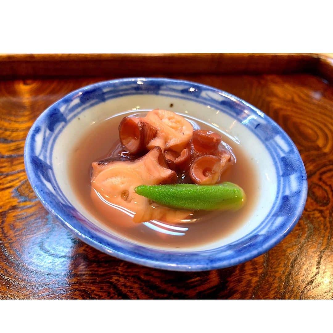 百合華さんのインスタグラム写真 - (百合華Instagram)「京都祇園にあるミシュラン二つ星の和食割烹『割烹 千ひろ』にてディナータイム🥰  季節の食材をふんだんに使用した大将お任せコースをいただきました✨  正統派な京料理のスペシャリテは水に触れる事なく味付けなしのとってもジューシーな焼き茄子ちゃん🍆  素材の個性を旨く引き出す引き算の美学を堪能させていただきました💖  コースの続きは次回UP致します💋  #japan #日本 #kyoto  #京都 #祇園 #michelin2stars  #ミシュラン二つ星 #和食割烹 #割烹 #京料理 #割烹千ひろ #和食 #季節の食材 #素材の個性 #引き算の美学  #正統派 #旨く #美食 #美食家」12月31日 11時53分 - yurika.lovelily