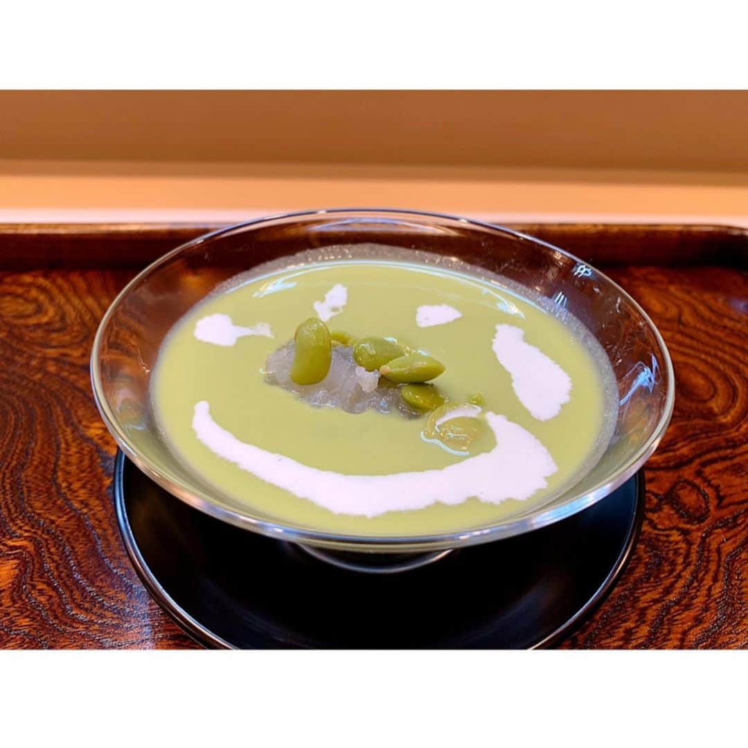 百合華さんのインスタグラム写真 - (百合華Instagram)「京都祇園にあるミシュラン二つ星の和食割烹『割烹 千ひろ』にてディナータイム🥰  季節の食材をふんだんに使用した大将お任せコースをいただきました✨  正統派な京料理のスペシャリテは水に触れる事なく味付けなしのとってもジューシーな焼き茄子ちゃん🍆  素材の個性を旨く引き出す引き算の美学を堪能させていただきました💖  コースの続きは次回UP致します💋  #japan #日本 #kyoto  #京都 #祇園 #michelin2stars  #ミシュラン二つ星 #和食割烹 #割烹 #京料理 #割烹千ひろ #和食 #季節の食材 #素材の個性 #引き算の美学  #正統派 #旨く #美食 #美食家」12月31日 11時53分 - yurika.lovelily