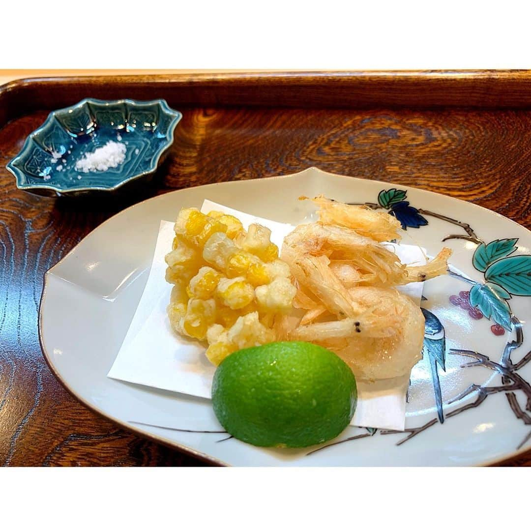 百合華さんのインスタグラム写真 - (百合華Instagram)「京都祇園にあるミシュラン二つ星の和食割烹『割烹 千ひろ』にてディナータイム🥰  季節の食材をふんだんに使用した大将お任せコースをいただきました✨  正統派な京料理のスペシャリテは水に触れる事なく味付けなしのとってもジューシーな焼き茄子ちゃん🍆  素材の個性を旨く引き出す引き算の美学を堪能させていただきました💖  コースの続きは次回UP致します💋  #japan #日本 #kyoto  #京都 #祇園 #michelin2stars  #ミシュラン二つ星 #和食割烹 #割烹 #京料理 #割烹千ひろ #和食 #季節の食材 #素材の個性 #引き算の美学  #正統派 #旨く #美食 #美食家」12月31日 11時53分 - yurika.lovelily