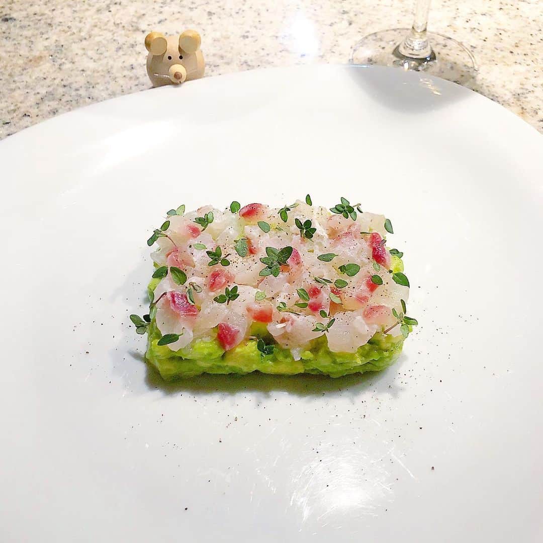 榊山敬代のインスタグラム：「🍃🐟🥑…  ・ ネズミちゃんとの思い出も のこりわずかということで  忘れないうちに記録の巻 🐹急いでUPチュ〜💨  この日は頂き物の鯛さんと アボカドさんでオードブル 仕立てにとこしらえるの巻  アボカドへ少し味をつけて 鯛の身と共にいただきます やっぱり隠し味はライム也  #大変美味しゅうございました  お刺身とハーブの組み合わせに 今年は夢中でしたけれど来年も マイブームになりそうなかんじ  #また食べタイ 🐟" ・ ・　　　 #enjoyhome ・ ・ #おうちごはん #おうち大好き #enjoyhome ・ ・ ・  #頂き物 🙏#鯛 #Redsnapper #ご馳走  #夕食 #夜食 #dinner #おうちごはん  #おつまみ #タイ  #healthy #food #seafood #osashimi #お刺身  #antipasto #artist #kitchen #cooking #日本画家 の #お料理こんなもん」