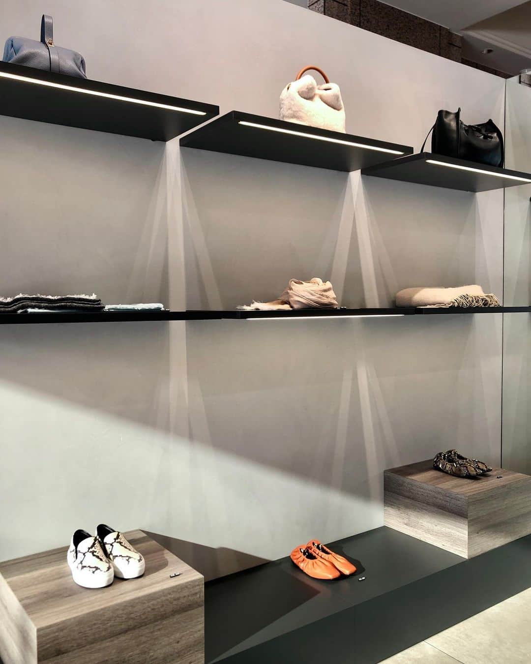 のインスタグラム：「［From Theory luxe］﻿ Warm wishes for the peaceful new year.﻿ ﻿ Theory luxe 恵比寿三越店﻿ ﻿ ﻿ ［Information］﻿ -SMALL SIZE ONLINE SALE開催のお知らせ -﻿ 2021.1.1(金) AM12:00 START﻿ ﻿ 身長150cm前後の小柄な方にも美しくフィットするシルエット。﻿ 詳細はホームページをご覧ください。﻿ @theory_luxe_official﻿ ﻿ -SMALL SIZE SALE店舗情報-﻿ 池袋西武店 1.1(金) 10:00 START﻿ 新宿伊勢丹店 1.2(土) 10:00 START﻿ 梅田阪神店 1.2(土) 9:30 START﻿ ﻿ #happyholidays #forallthetheoryluxefamilies #theoryluxe #セオリーリュクス」