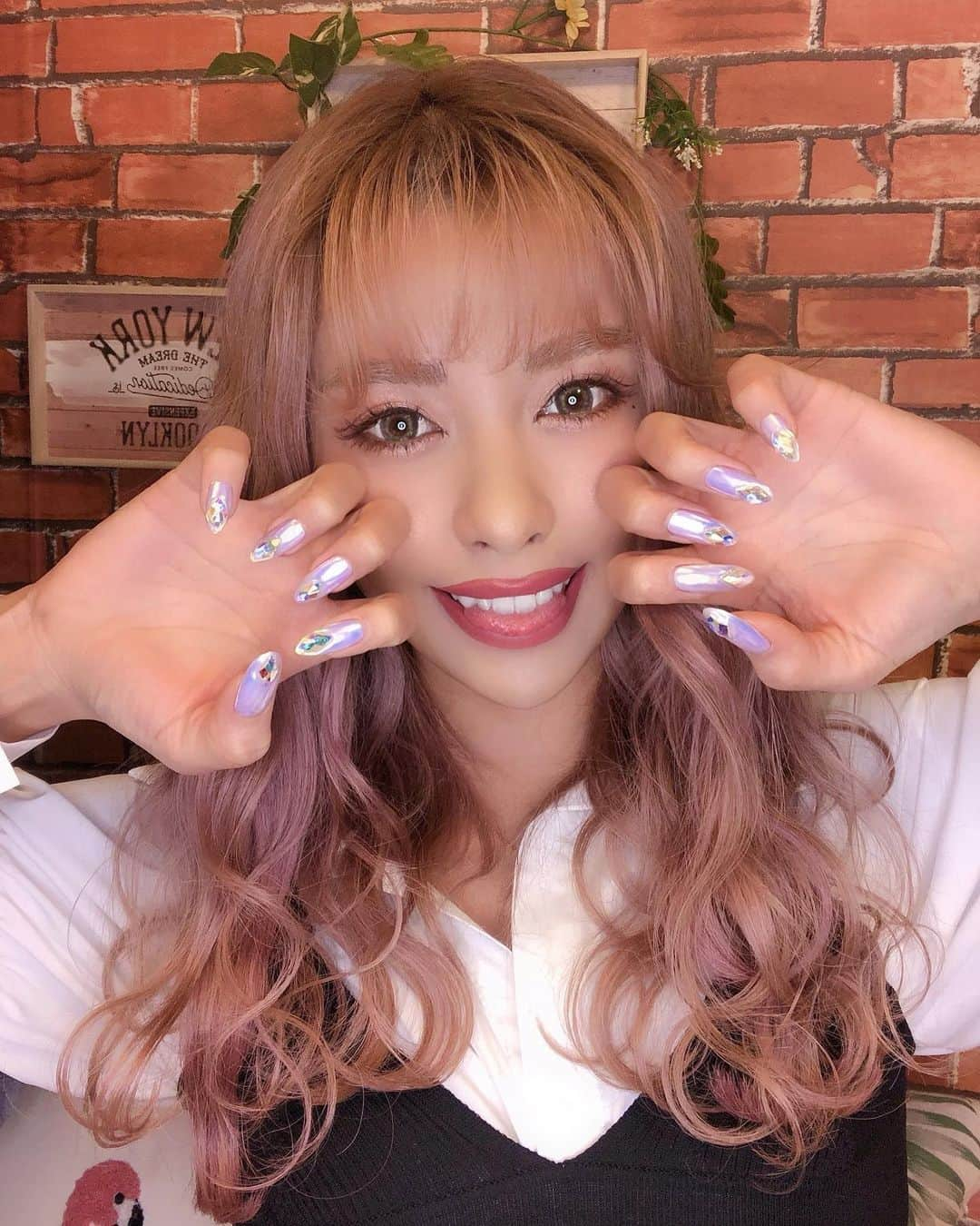 NAHOさんのインスタグラム写真 - (NAHOInstagram)「#newnail 💅✨✨ . . 今年最後のネイルさん❤️ @twinkmiru へ行ってきたよ🎀🎶 . . おててがきらっきらん💎✨😍 先端パーツが可愛すぎてどつぼ💓 もーずっと見ちゃう🥺✨ いつも可愛いnailをありがとうございます❣️❣️ 個室だしお店がとっても可愛いくていつも安心して通えます🎶 来年もよろしくお願いします💋♡♡ . . . #cyberjapan #cjd_naho #cyberjapandancers #nail　#beauty #nailsalon #twinkmiru #twinkmirunail #omotesando #japanesegirl #ネイル #ネイルデザイン #サイバージャパン #サイバージャパンダンサーズ #NAHO #ダンサー #表参道 #ネイルサロン #キラキラネイル #ホワイトネイル #ミラーネイル」12月31日 11時59分 - naho25__kai_noa