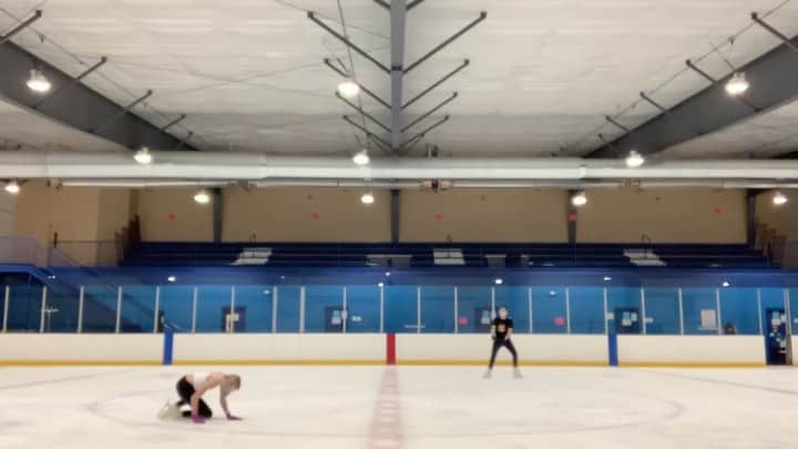 長洲未来のインスタグラム：「Let’s do side by side double axels together....  Ok....😳 I don’t know who’s having more fun...me or my student (probably me)   My takeoff still doesn’t feel right but it sure is nice to start doing some jumps again 😌😊🥰」