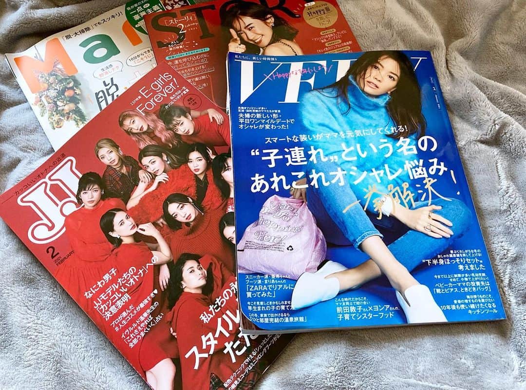 田中幸恵のインスタグラム：「____ . 【ご挨拶】 長文です笑  2020年もお世話になりました。  ライターになって12年、コロナで、はじめての合併号を経験し、緊急事態宣言出る？出ない？の3月末はホントに未経験のことで大変でした。  そんな時も、情熱を持って一緒に最善策を考えてくれる編集さん、撮影にご協力くださる読者さんたちはとてもあたたかくて。 スケジュールが急遽変更になり前倒しでの撮影にも快く対応いただいて、本当に感謝の気持ちでいっぱいです✨ （むしろわたしや編集部のことを心配してくれる読者さんも😢） この場を借りて、みなさん本当にありがとうございます♡ . そして自粛中は完全におこもり。 そんな中でも何かできることってあるよね？と思い、 電話やLINEでたくさん読調させてもらい、 ママたちの気持ちを聞いて  やっぱりどんな時も ファッションを楽しむ 生活を楽しむ  そんな読者さんたちから前向きな気持ちとパワーをたくさんいただきました♡ . どんどんデジタル化が進む中、 ついにわたしが高校時代、憧れてバイブルだった　@jj_official_jj  が2月号を最後に不定期発行に😢  10代の頃から雑誌が大好きで 29歳のときにVERYでライターをはじめて、、 今回のことはかなりショックでした😢  どんどん デジタル化が進む中でも、 アナログな雑誌にしか発信できないことや、 紙媒体や雑誌だからこそ与えられることってあると信じています。  今年もVERY.STORYに携わらせてもらい、新たにご縁でMart（名古屋エリア）も担当させてもらうことになりました。  どの雑誌もそれぞれ個性があり、大好きです♡  時代の流れを上手く汲み取り、 アナログ・デジタル、 どちらとも上手く付き合っていけたらいいなと思います。  来年も自分にできること、 自分がしたいこと、 を一生懸命頑張りたいと思いますので、 どうぞ宜しくお願い致します✨  みなさま、どうぞよいお年をお迎えください🎍  #very #雑誌very #story  #雑誌story #mart #雑誌mart  #光文社」