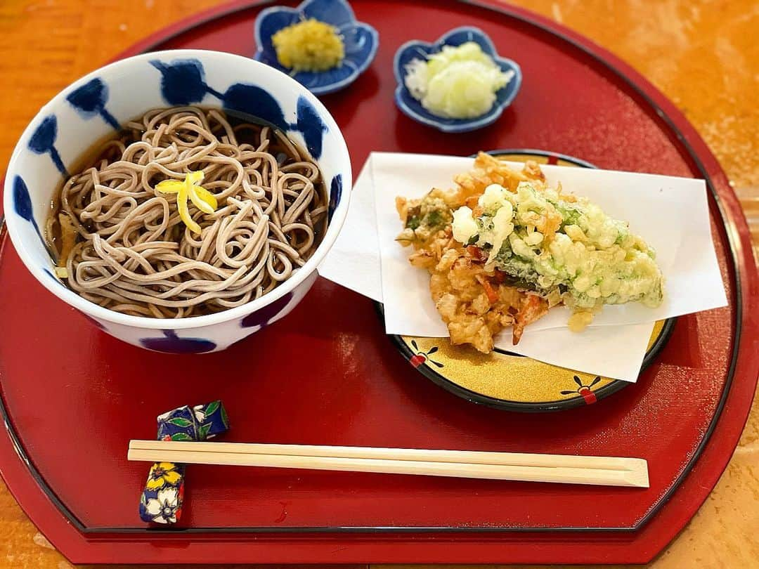 内海和子のインスタグラム：「. 年越し蕎麦2020 ⚫︎大山山麓そば ⚫︎野菜かき揚げ 菜の花の天ぷら ⚫︎ネギ ⚫︎自家製柚子胡椒 . . #年越し蕎麦 #大山山麓そば #大晦日#天ぷら蕎麦 #わさび#伊豆わさび #カズゴハン#手作り #全て完食#完食ありがとう #2020」