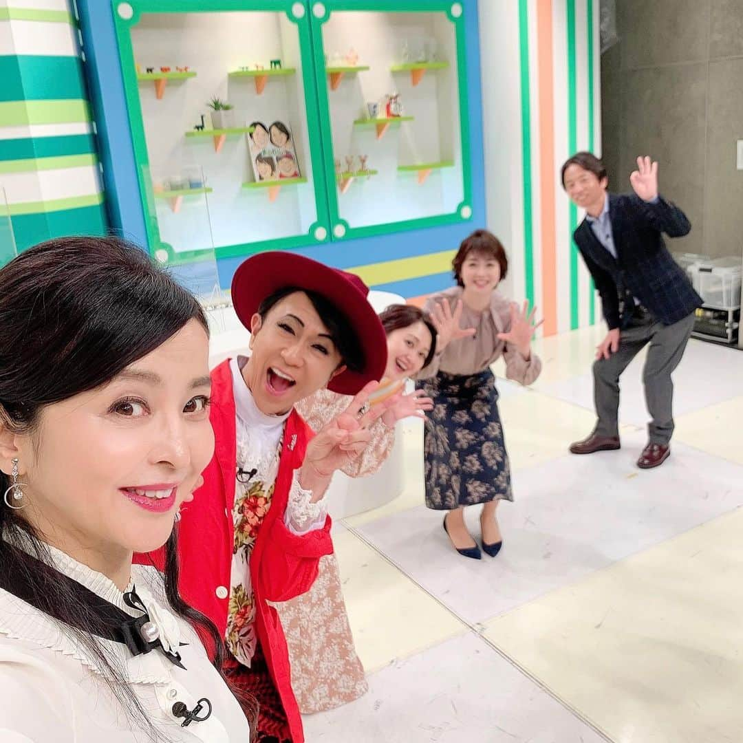 大桃美代子さんのインスタグラム写真 - (大桃美代子Instagram)「まるどりっ！特別編。  地元熱愛グルメをご覧頂き、ありがとうございました。  この番組は生放送ではなく、収録でした。  コロナ禍で移動が制限され、  お正月は東京で年越しです。  家族で鍋を囲み、  笑い合う日常がとても大切な時間だったと感じます。  お互いが、思いあって生きる。。  生きてるだけで丸儲けです。  変化する時代に正解はありません。  自分が作る答えが、正解です。  誰一人置き去りにしない社会はどんな世界か？  恵まれた人は、弱気者を助ける。  まるどりっ！に出てきた地域グルメには、  風土、歴史、愛情がありました。  この場所が好きだから生まれた味。  堪能させていただきました。  朝5時から鍋を抱えてスタジオに来てくれた皆様、  ありがとうございました。  新潟の魅力が多くの方に見てもらえたと思います。  雪も降り積もる大晦日。  注意して、安寧にお過ごしください。  いつもご覧いただく皆様、  一年間、ありがとうございました😊  お身体に気をつけ新年をお迎えください。  良いお年を。。。  #大晦日#まるどりっ！#ux#新潟#雪#年末#shooting#桃米#桃米もち#新潟市#niigata#」12月31日 12時01分 - miyoko_omomo